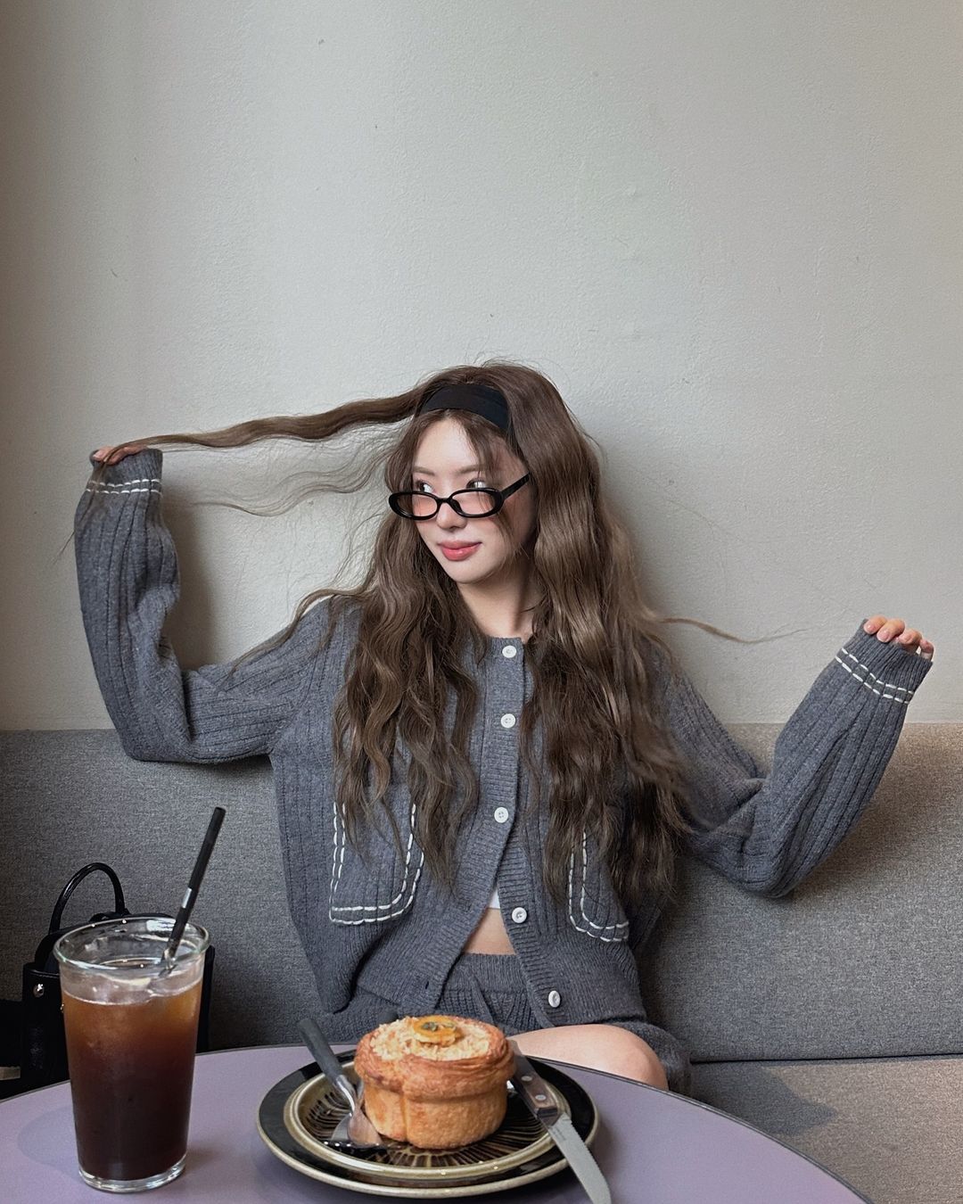 Stand out with the unique Geek Chic style for 'nerdy' girls - Photo 1. Nổi bật với phong cách Geek Chic độc đáo dành cho những cô nàng ‘mọt sách’- Ảnh 1.