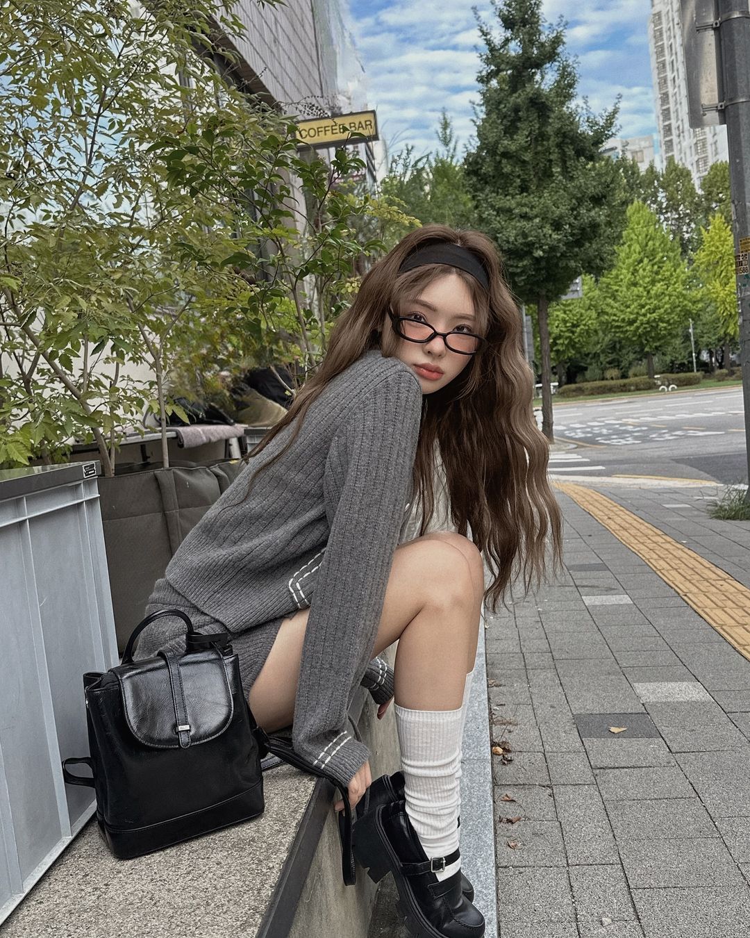 Stand out with the unique Geek Chic style for 'nerdy' girls - Photo 2. Nổi bật với phong cách Geek Chic độc đáo dành cho những cô nàng ‘mọt sách’- Ảnh 2.