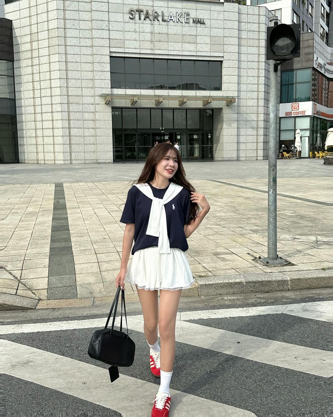 Stand out with the unique Geek Chic style for 'nerdy' girls - Photo 5. Nổi bật với phong cách Geek Chic độc đáo dành cho những cô nàng ‘mọt sách’- Ảnh 5.