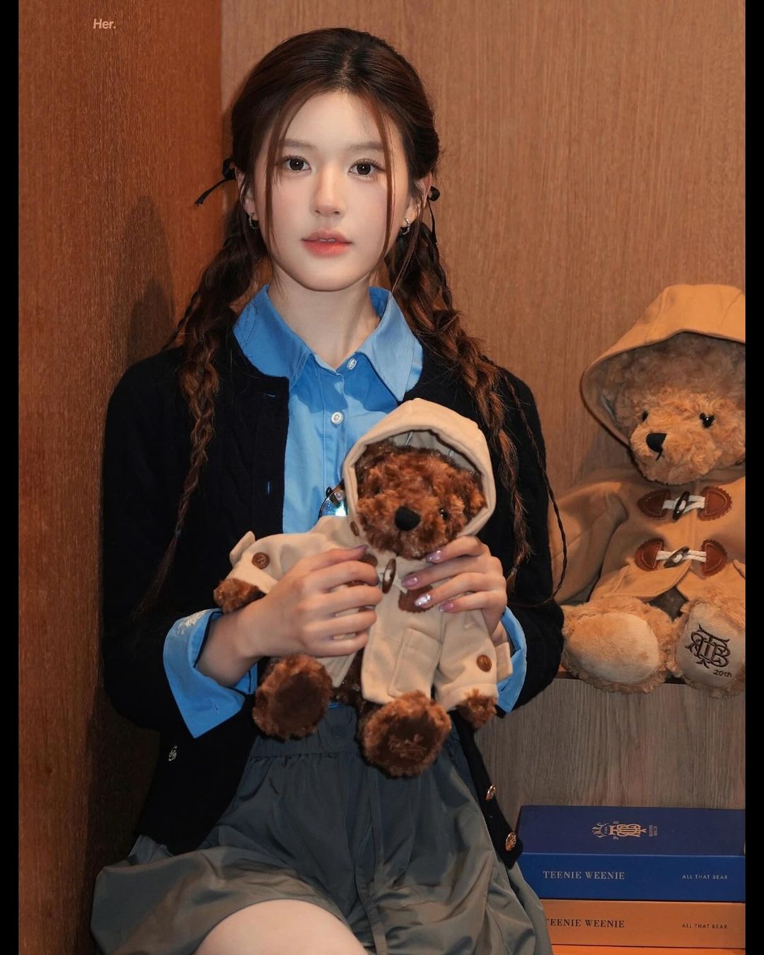 Stand out with the unique Geek Chic style for 'nerdy' girls - Photo 7. Nổi bật với phong cách Geek Chic độc đáo dành cho những cô nàng ‘mọt sách’- Ảnh 7.