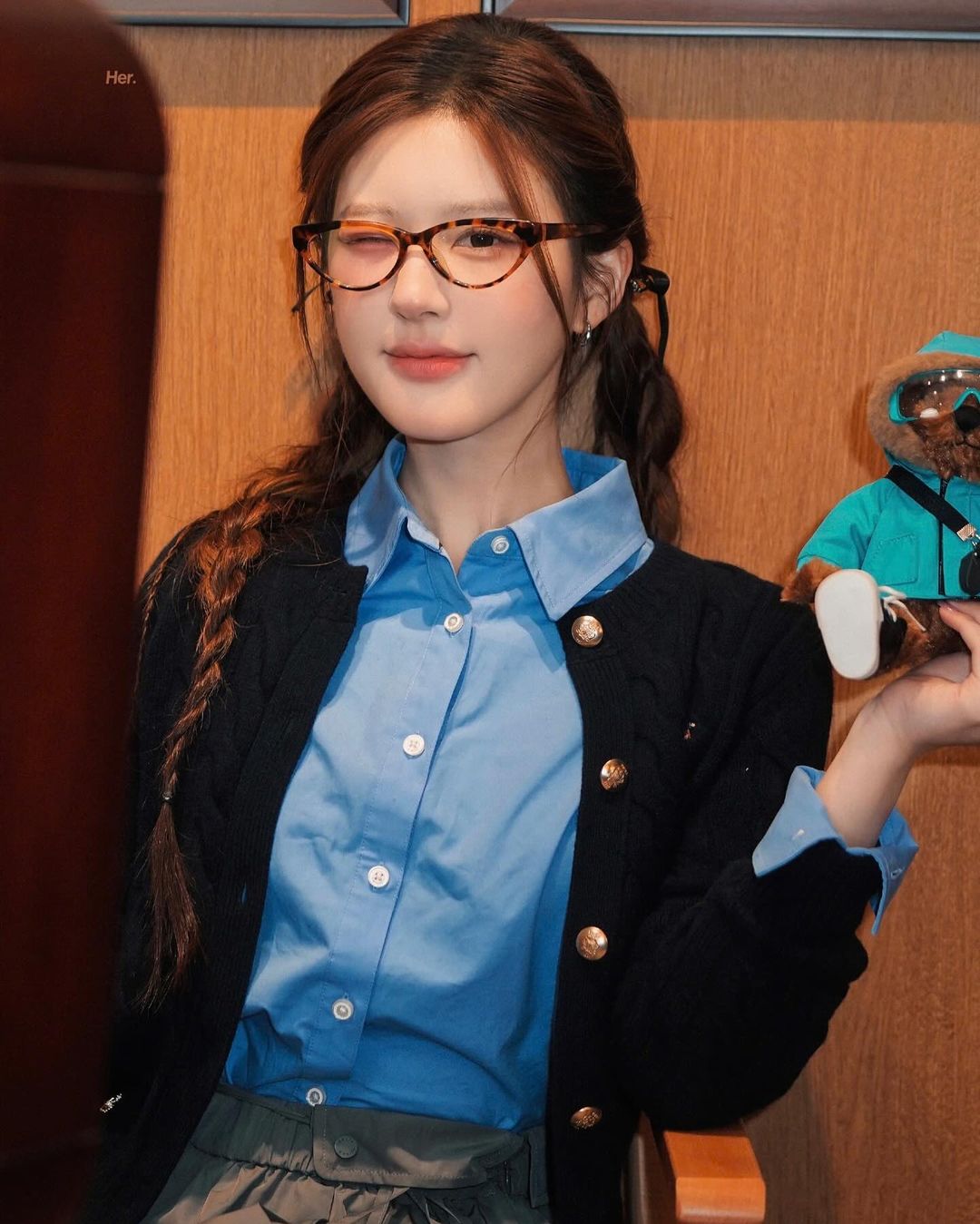 Stand out with the unique Geek Chic style for 'nerdy' girls - Photo 8. Nổi bật với phong cách Geek Chic độc đáo dành cho những cô nàng ‘mọt sách’- Ảnh 8.