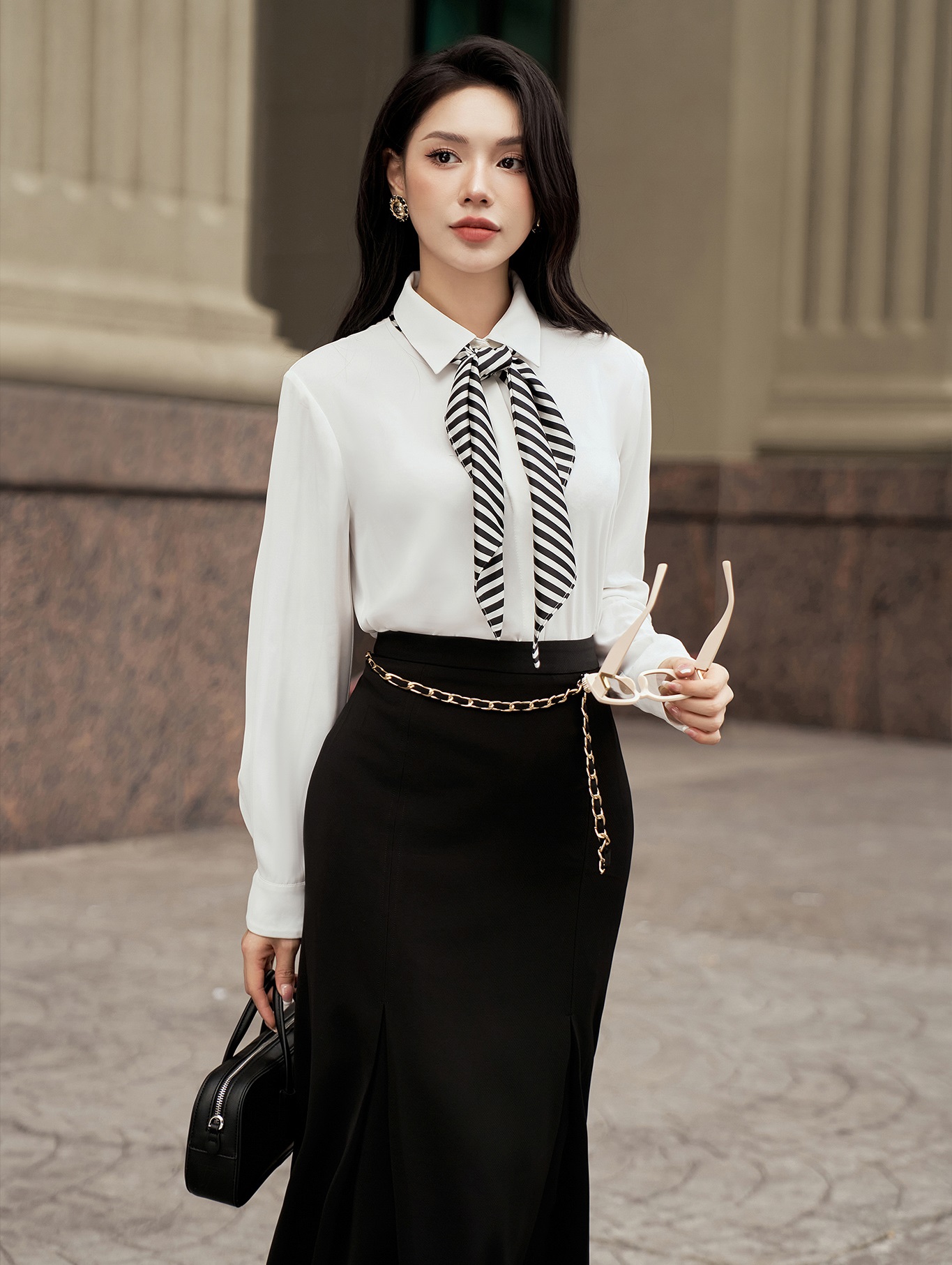 Košile jí pomáhají vyzařovat eleganci - Foto 4. Áo sơ mi giúp nàng toát lên phong thái đầy sang trọng- Ảnh 4.