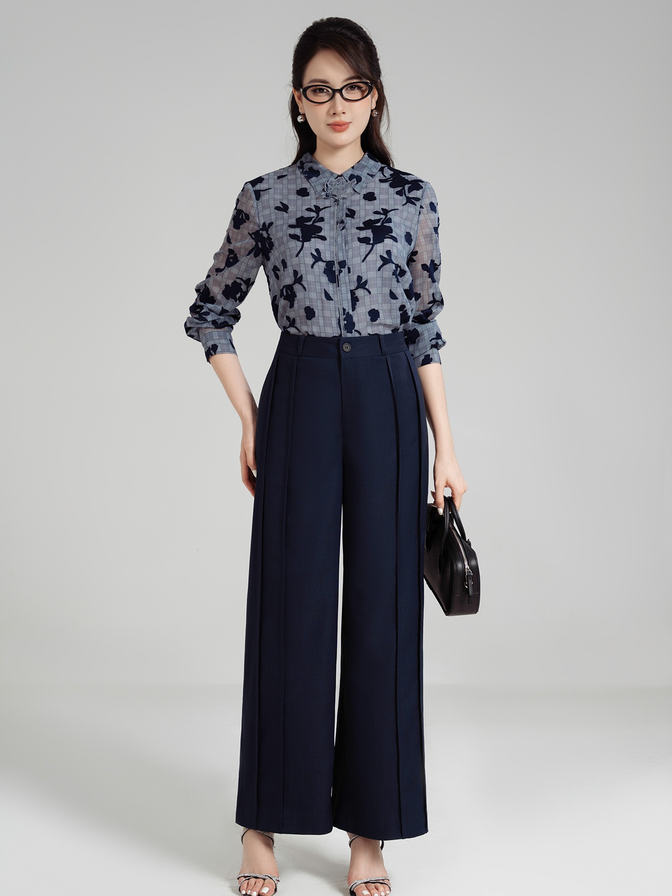 Košile jí pomáhají vyzařovat luxusní styl - Foto 5. Áo sơ mi giúp nàng toát lên phong thái đầy sang trọng- Ảnh 5.