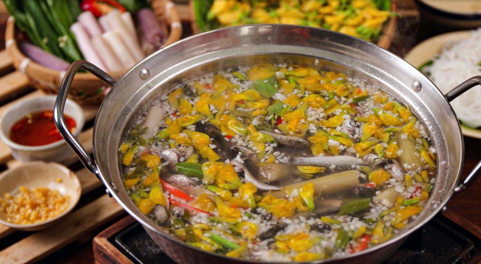 प्रामाणिक पश्चिमी स्वाद वाले स्वादिष्ट हॉट पॉट व्यंजनों की सूची, जो आपको दीवाना बना देंगे - फोटो 4. Danh sách những món lẩu ngon chuẩn vị miền Tây khiến bạn mê mẩn- Ảnh 4.