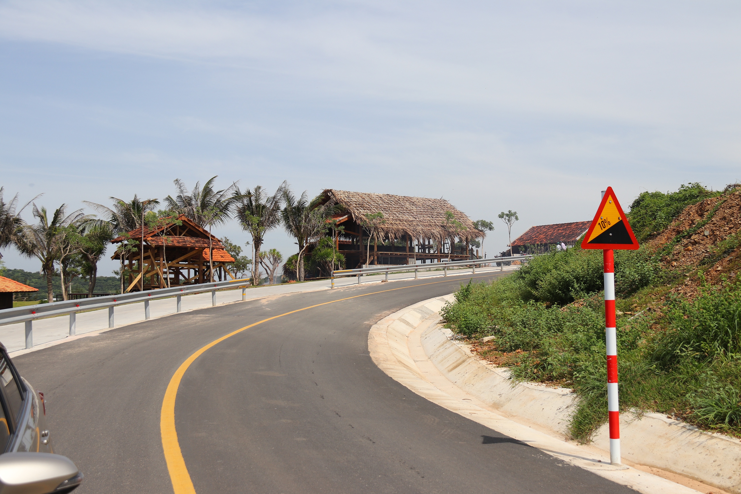 Vụ 'quần thể du lịch trái phép' dốc Hoàng Hôn: Kiểm điểm lãnh đạo UBND TP.Phan Thiết- Ảnh 2.