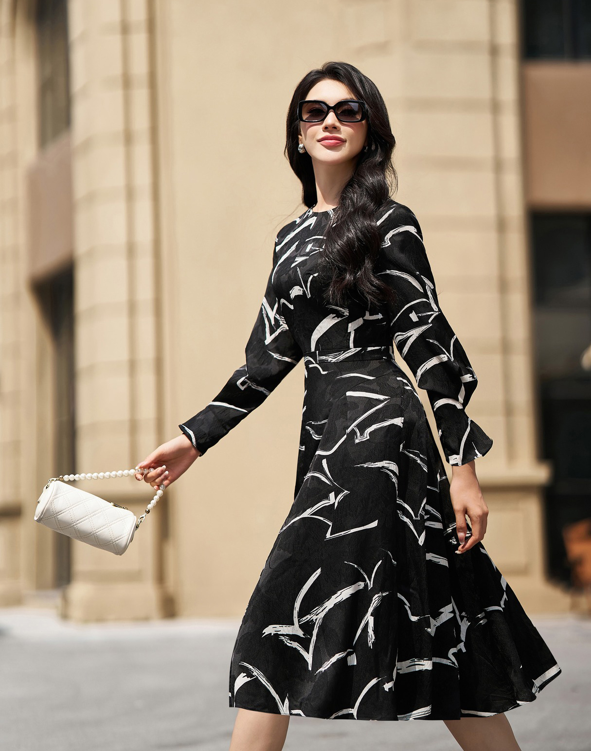 3 từ khóa làm nên xu hướng thời trang công sở hiện đại- Ảnh 8. 3 từ khóa làm nên xu hướng thời trang công sở hiện đại- Ảnh 8.