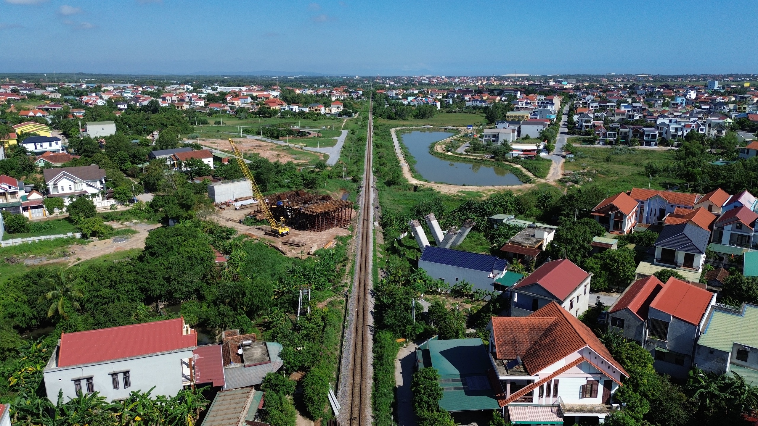 Vướng mặt bằng, dự án cầu vượt đường sắt TP.Đồng Hới 'án binh bất động'- Ảnh 1.