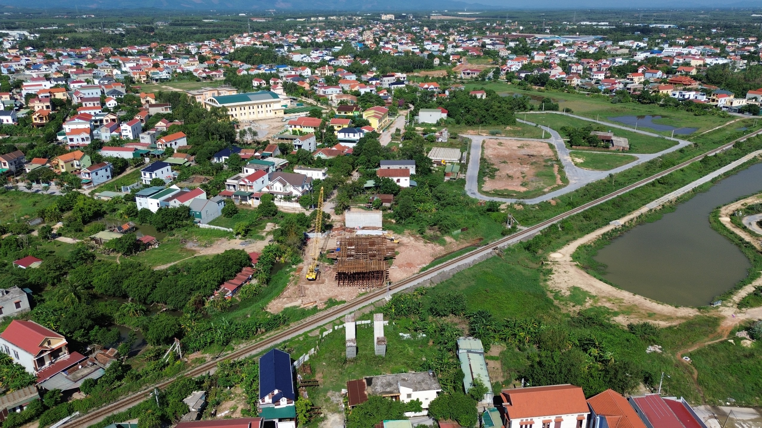 Vướng mặt bằng, dự án cầu vượt đường sắt TP.Đồng Hới 'án binh bất động'- Ảnh 2.