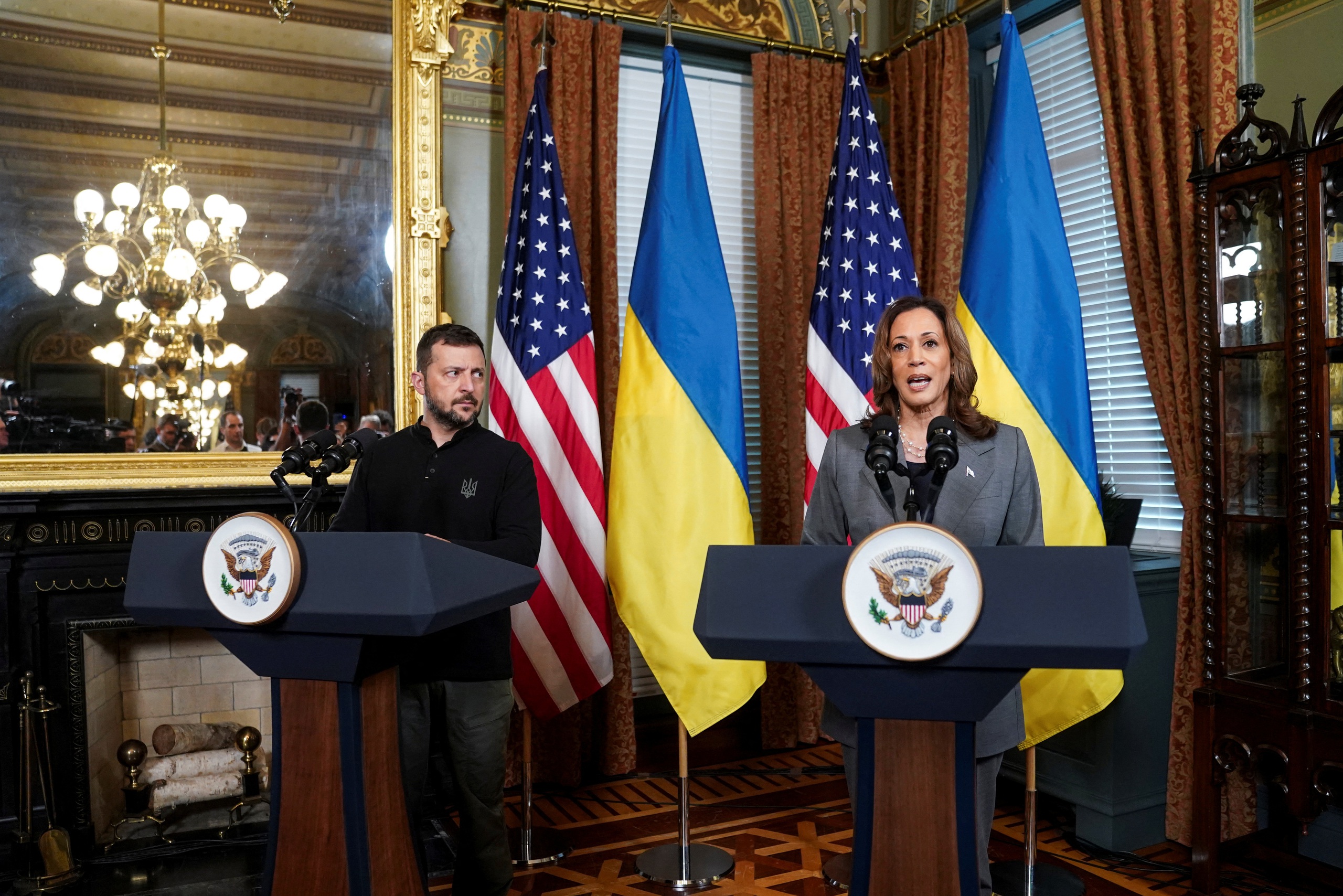 Bà Harris ngầm công kích ông Trump trong cuộc gặp Tổng thống Ukraine- Ảnh 1.