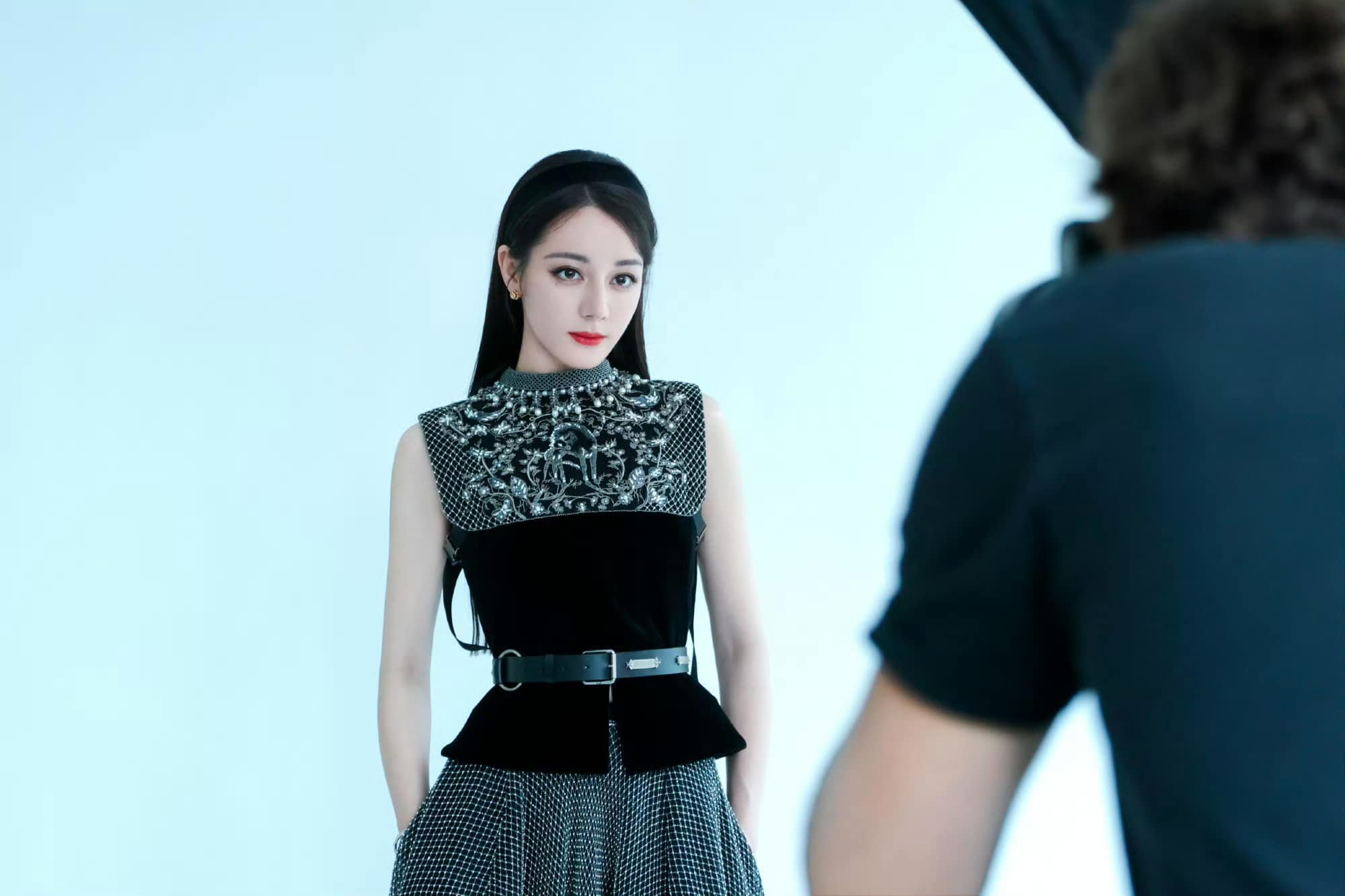 Nhiet Ba และ Jisoo ต้อนรับฤดูใบไม้ร่วงด้วยชุดเดรสสีดำสุดคลาสสิก - ภาพที่ 2 Nhiệt Ba, Jisoo chào thu với váy đen tuyền sang chảnh- Ảnh 2.
