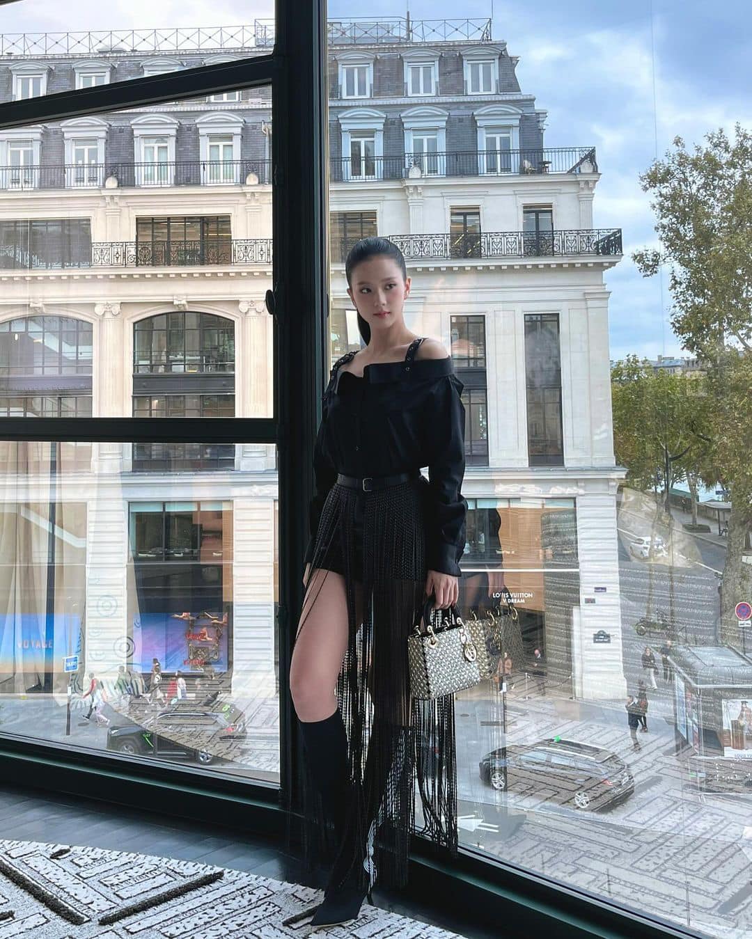 Nhiet Ba และ Jisoo ต้อนรับฤดูใบไม้ร่วงด้วยชุดเดรสสีดำสุดคลาสสิก - ภาพที่ 4 Nhiệt Ba, Jisoo chào thu với váy đen tuyền sang chảnh- Ảnh 4.