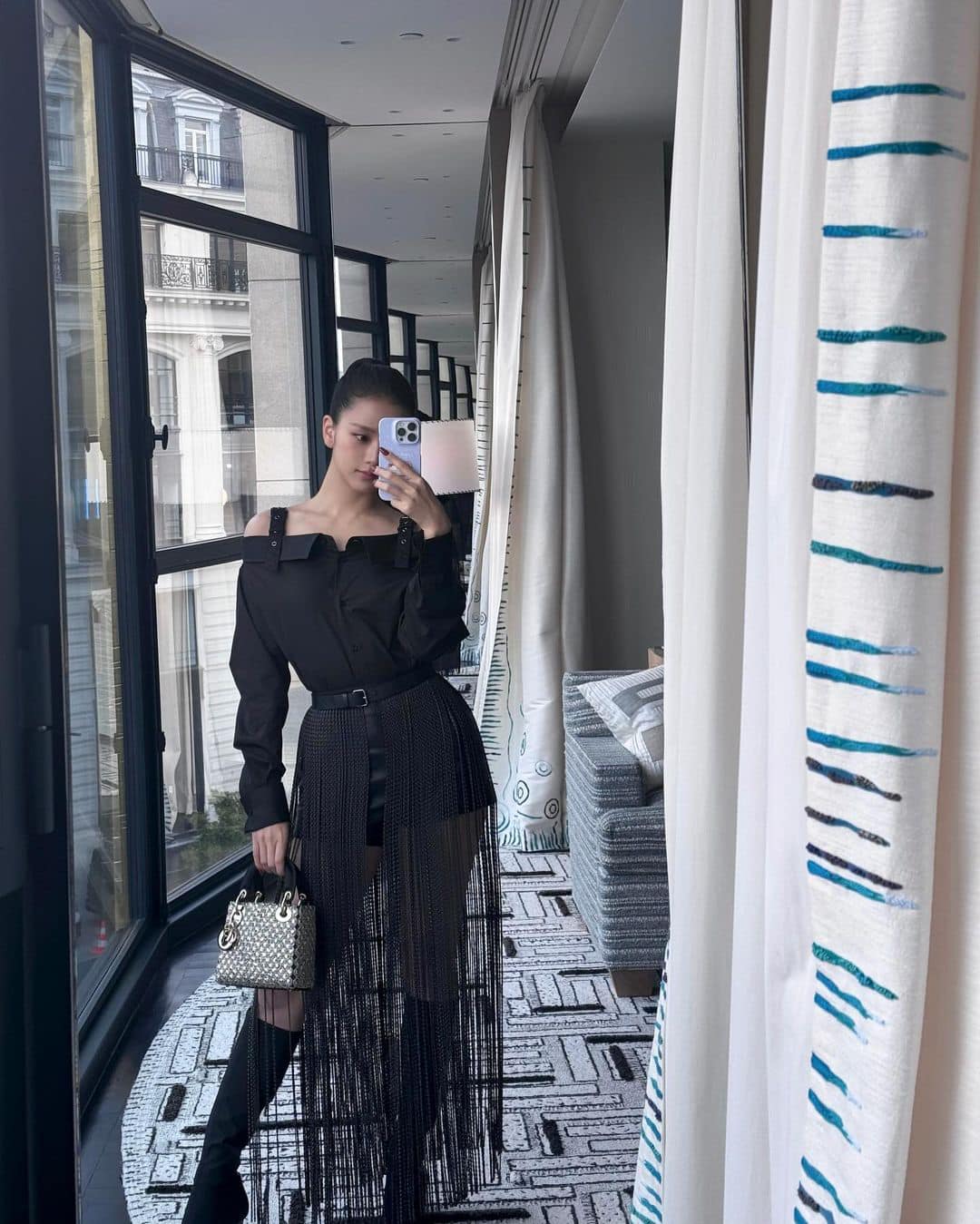 Nhiet Ba และ Jisoo ต้อนรับฤดูใบไม้ร่วงด้วยชุดเดรสสีดำสุดคลาสสิก - ภาพที่ 7 Nhiệt Ba, Jisoo chào thu với váy đen tuyền sang chảnh- Ảnh 7.