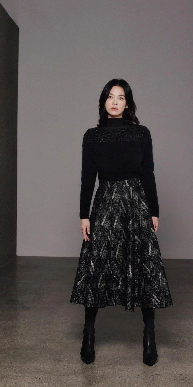 Song Hye Kyo rend les fans fous avec son style de saison froide - Photo 2. Song Hye Kyo khiến fan mê mệt với phong cách mùa lạnh- Ảnh 2.