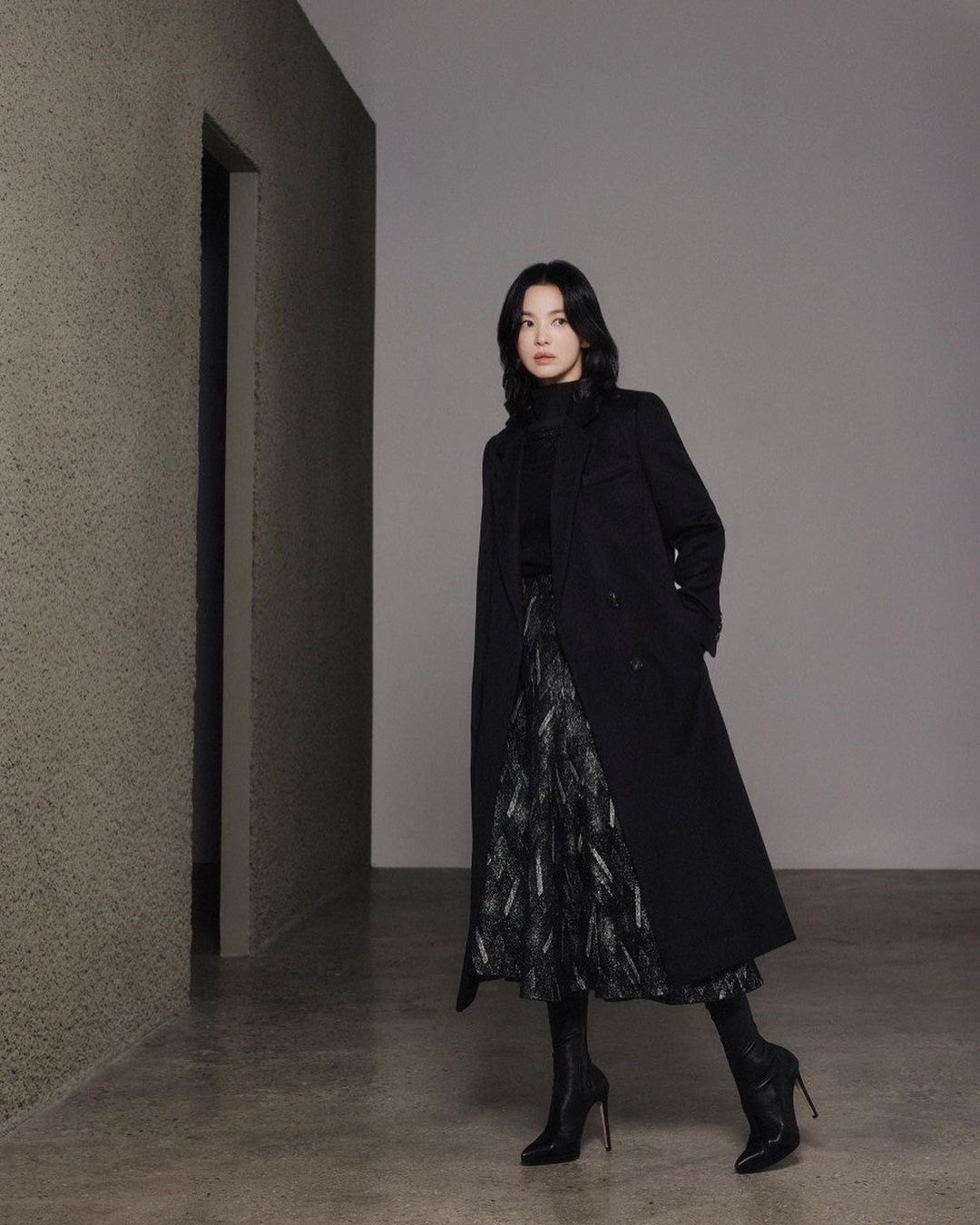 Song Hye Kyo rend les fans fous avec son style de saison froide - Photo 3. Song Hye Kyo khiến fan mê mệt với phong cách mùa lạnh- Ảnh 3.
