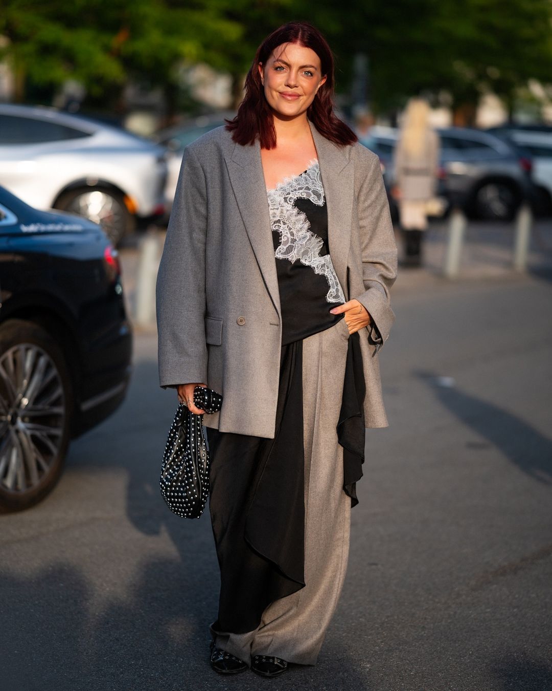 Fuste și pantaloni, cuplul la modă al modei de toamnă 2024 - Fotografia 4. Váy và quần, cặp đôi gây sốt của thời trang mùa thu 2024- Ảnh 4.