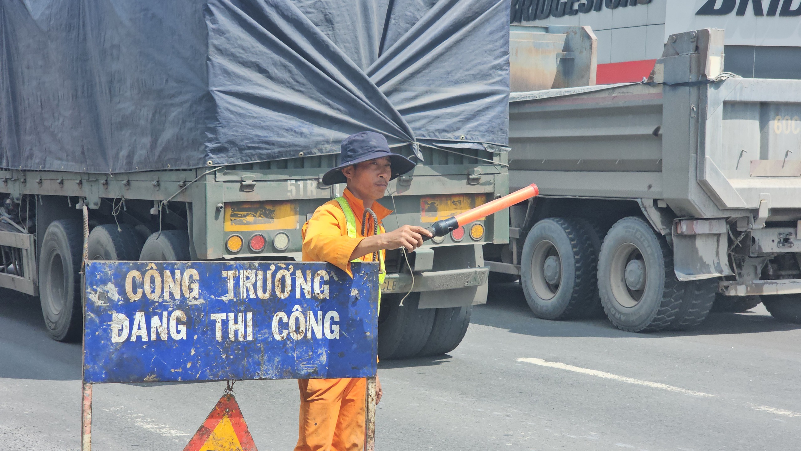 ‘Ma trận’ ổ gà trên Quốc lộ 51 thử thách tài xế lái ô tô- Ảnh 7.