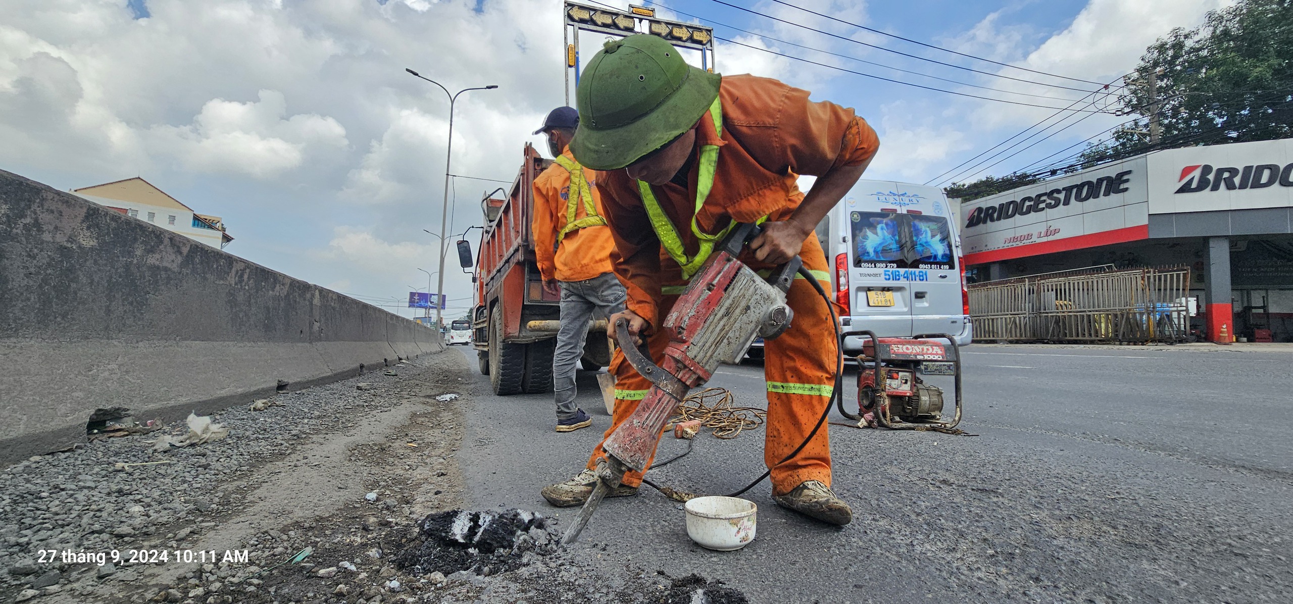 ‘Ma trận’ ổ gà trên Quốc lộ 51 thử thách tài xế lái ô tô- Ảnh 6.