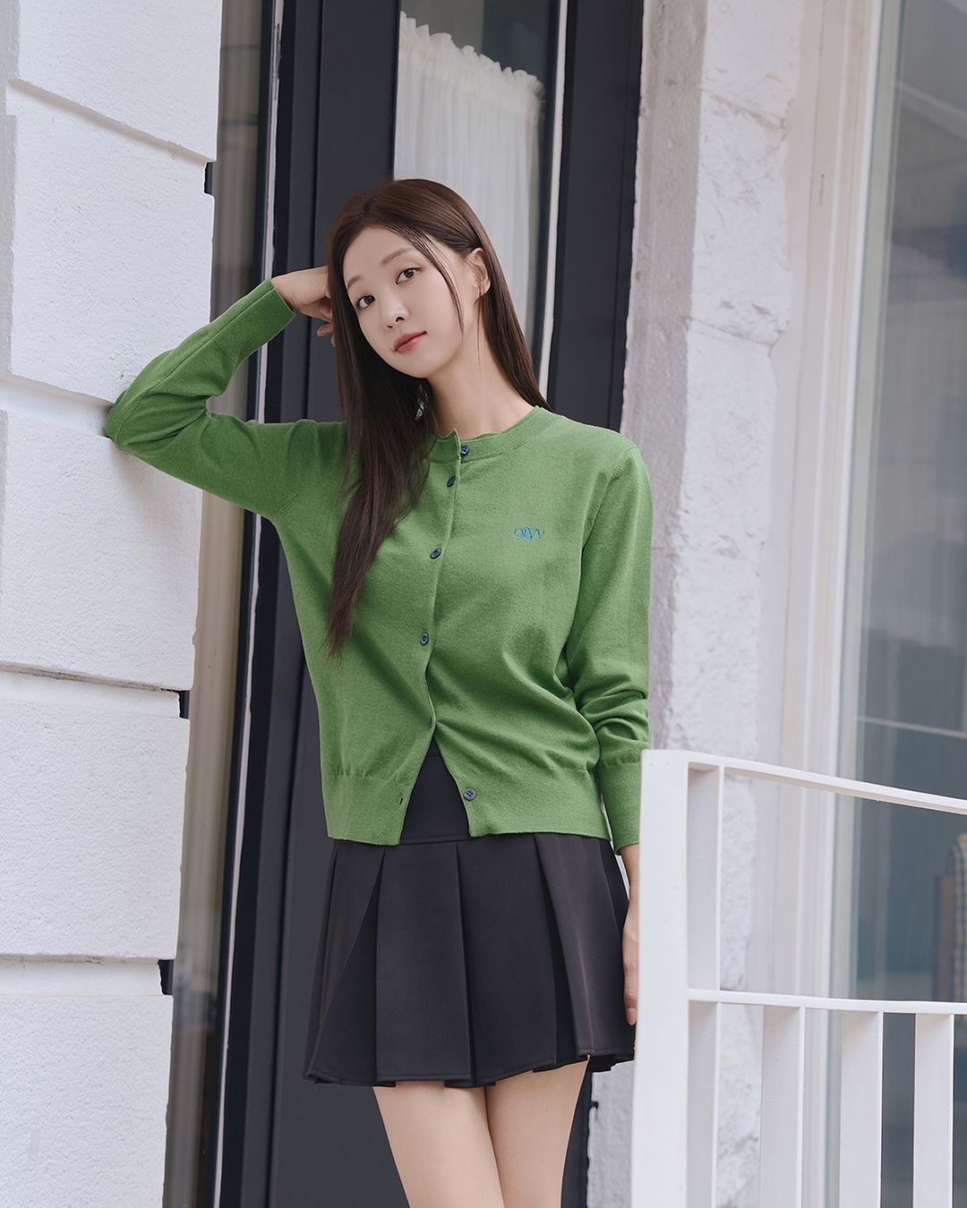 Exploding with vibrant green for a more fashionable fall - Photo 3. Bùng nổ sắc xanh đầy sức sống cho mùa thu thêm thời thượng- Ảnh 3.