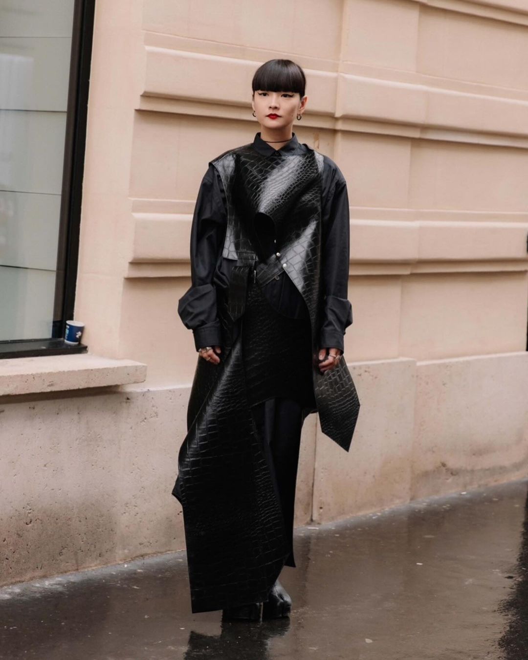 Fuste și pantaloni, cuplul la modă al modei de toamnă 2024 - Fotografia 5. Váy và quần, cặp đôi gây sốt của thời trang mùa thu 2024- Ảnh 5.