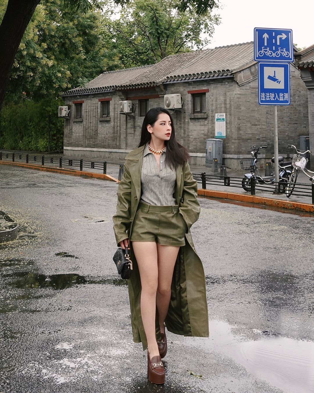 Exploding with vibrant green for a more fashionable fall - Photo 4. Bùng nổ sắc xanh đầy sức sống cho mùa thu thêm thời thượng- Ảnh 4.