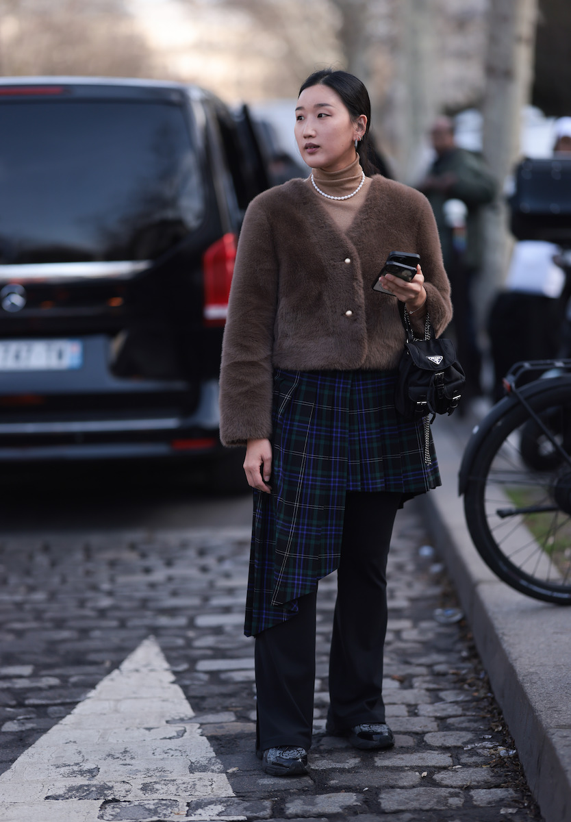 Fuste și pantaloni, cuplul la modă al modei de toamnă 2024 - Fotografia 1. Váy và quần, cặp đôi gây sốt của thời trang mùa thu 2024- Ảnh 1.