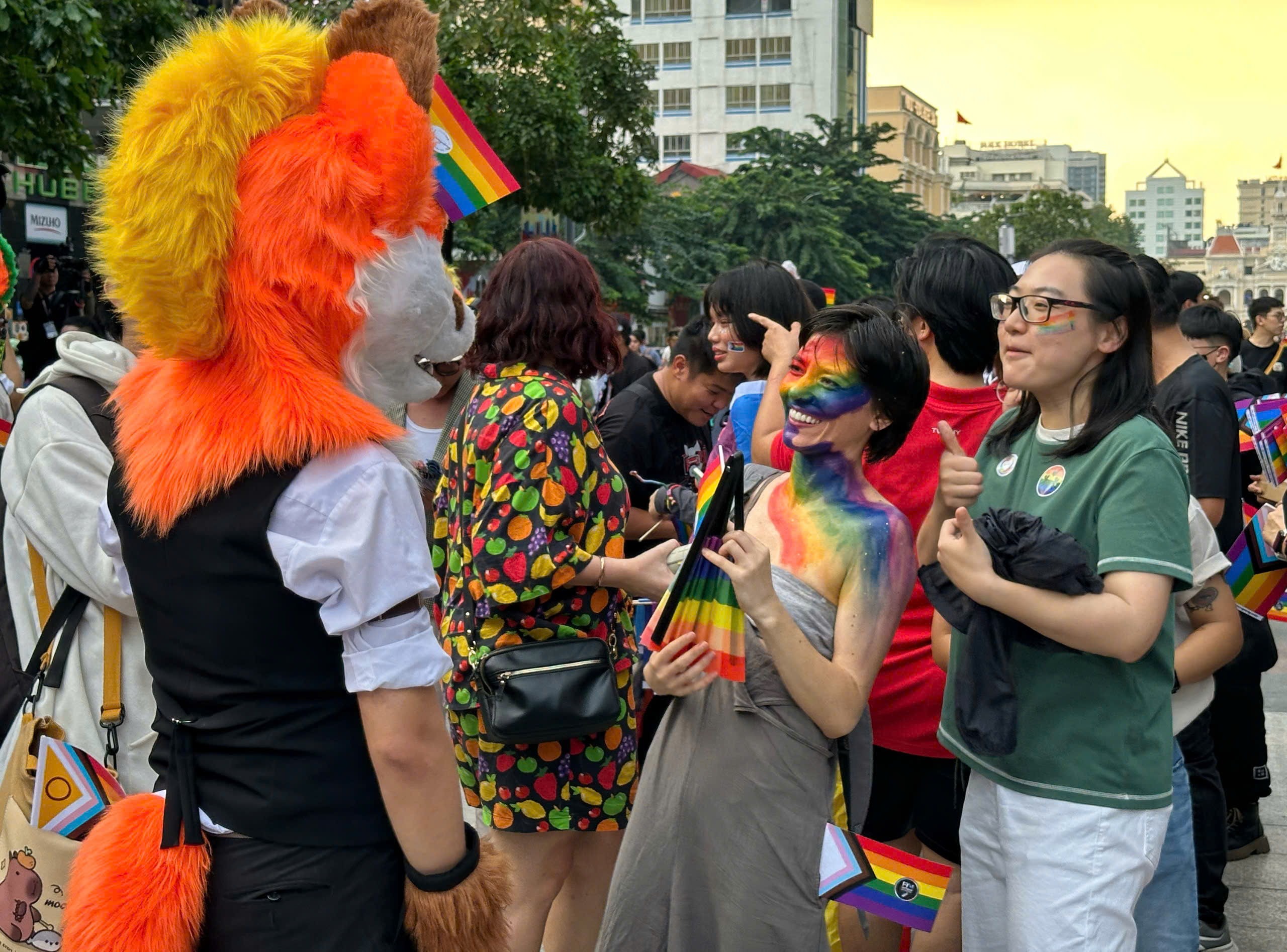 Vì sao chiều nay đông người đến phố đi bộ Nguyễn Huệ với cờ lục sắc LGBT?- Ảnh 6.