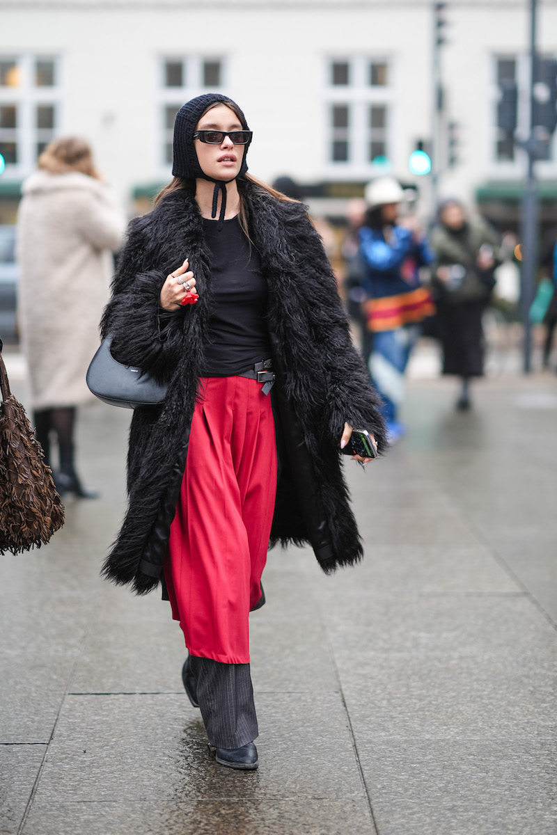 Fuste și pantaloni, cuplul la modă al modei de toamnă 2024 - Fotografia 6. Váy và quần, cặp đôi gây sốt của thời trang mùa thu 2024- Ảnh 6.