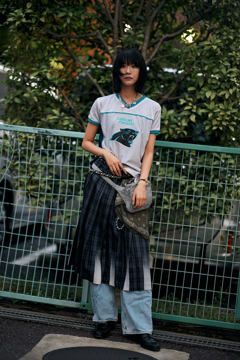 Fuste și pantaloni, cuplul la modă al modei de toamnă 2024 - Fotografia 3. Váy và quần, cặp đôi gây sốt của thời trang mùa thu 2024- Ảnh 3.