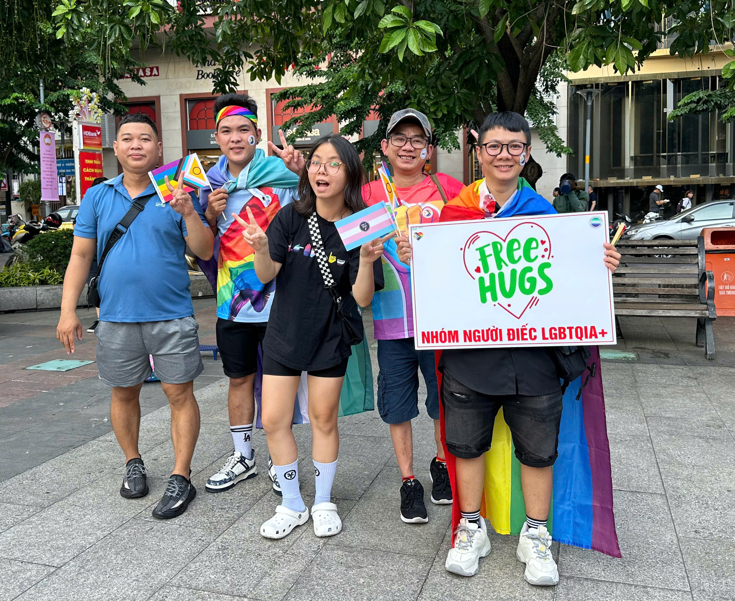 Vì sao chiều nay đông người đến phố đi bộ Nguyễn Huệ với cờ lục sắc LGBT?- Ảnh 4.