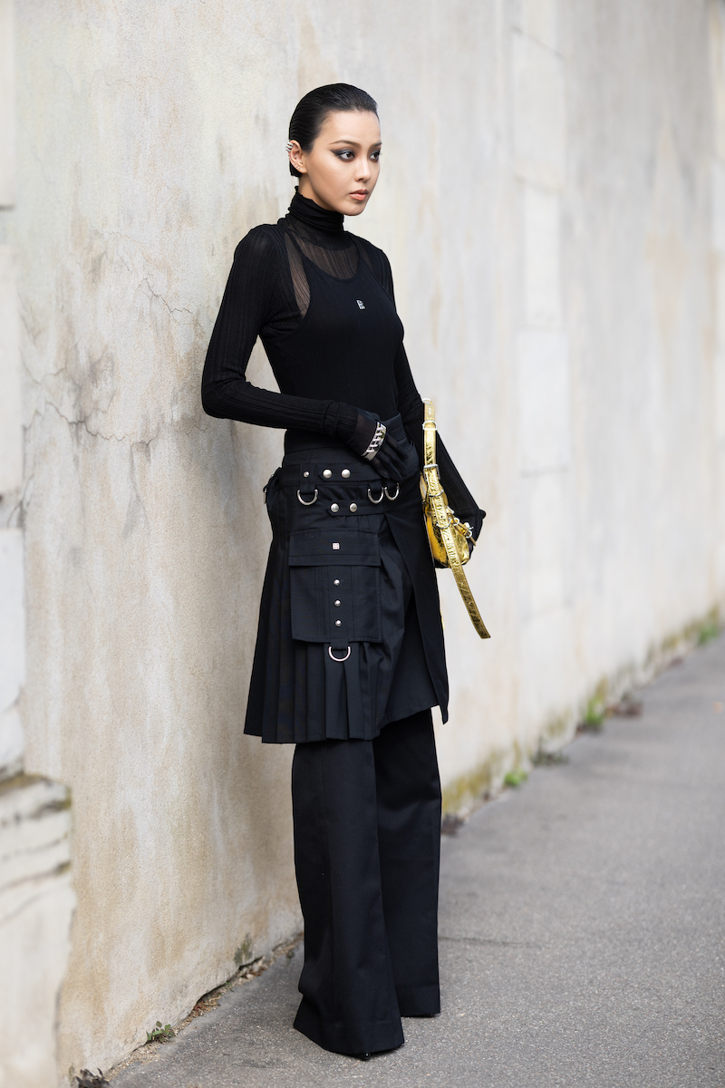 Fuste și pantaloni, cuplul la modă al modei de toamnă 2024 - Fotografia 8. Váy và quần, cặp đôi gây sốt của thời trang mùa thu 2024- Ảnh 8.