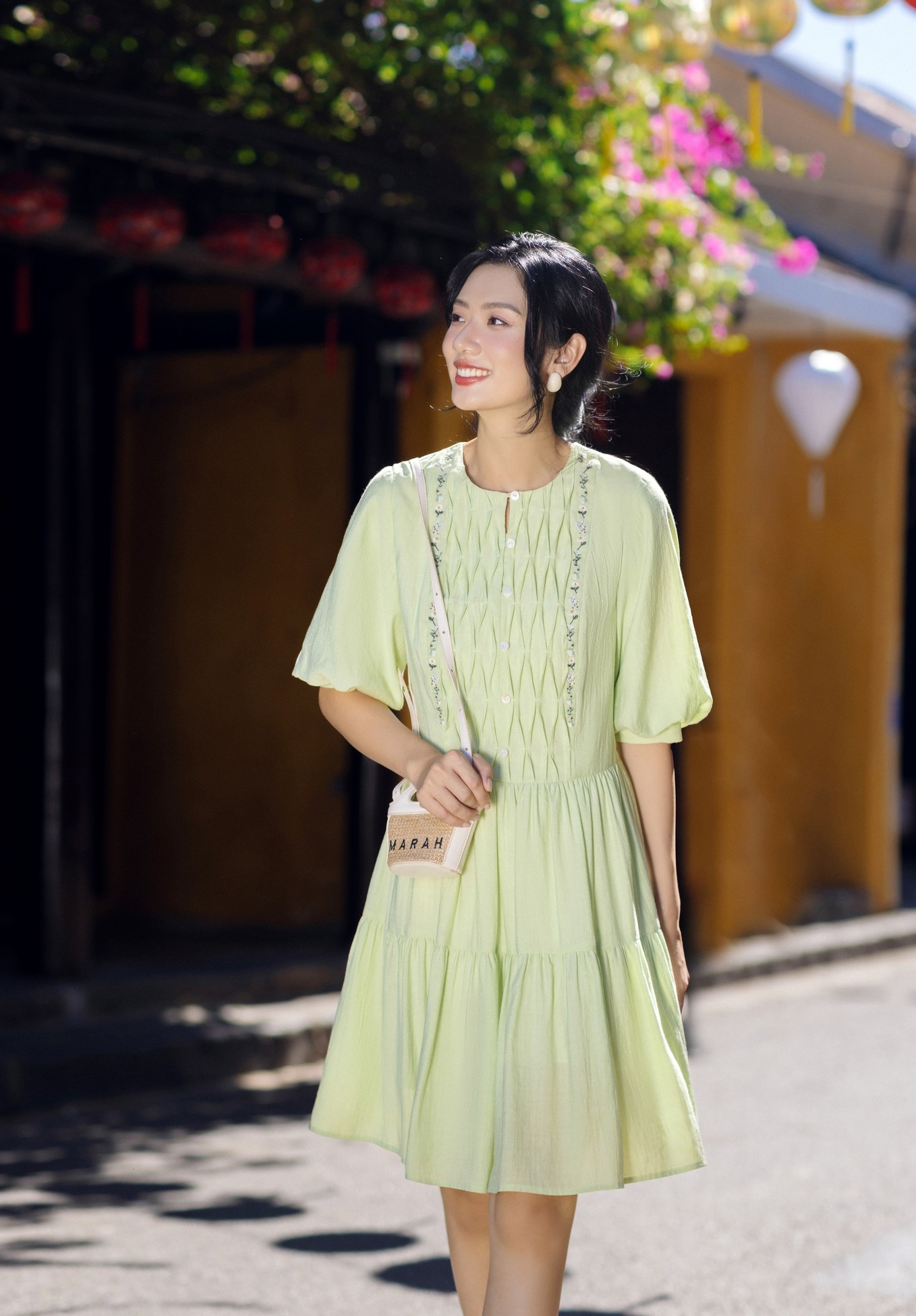 রোমান্টিক ভিনটেজ ট্রেন্ড দিয়ে আপনার পোশাকটি 'পুনর্নির্মাণ' করুন - ছবি ৩। 'Tái thiết' tủ quần áo với xu hướng vintage lãng mạn- Ảnh 3.