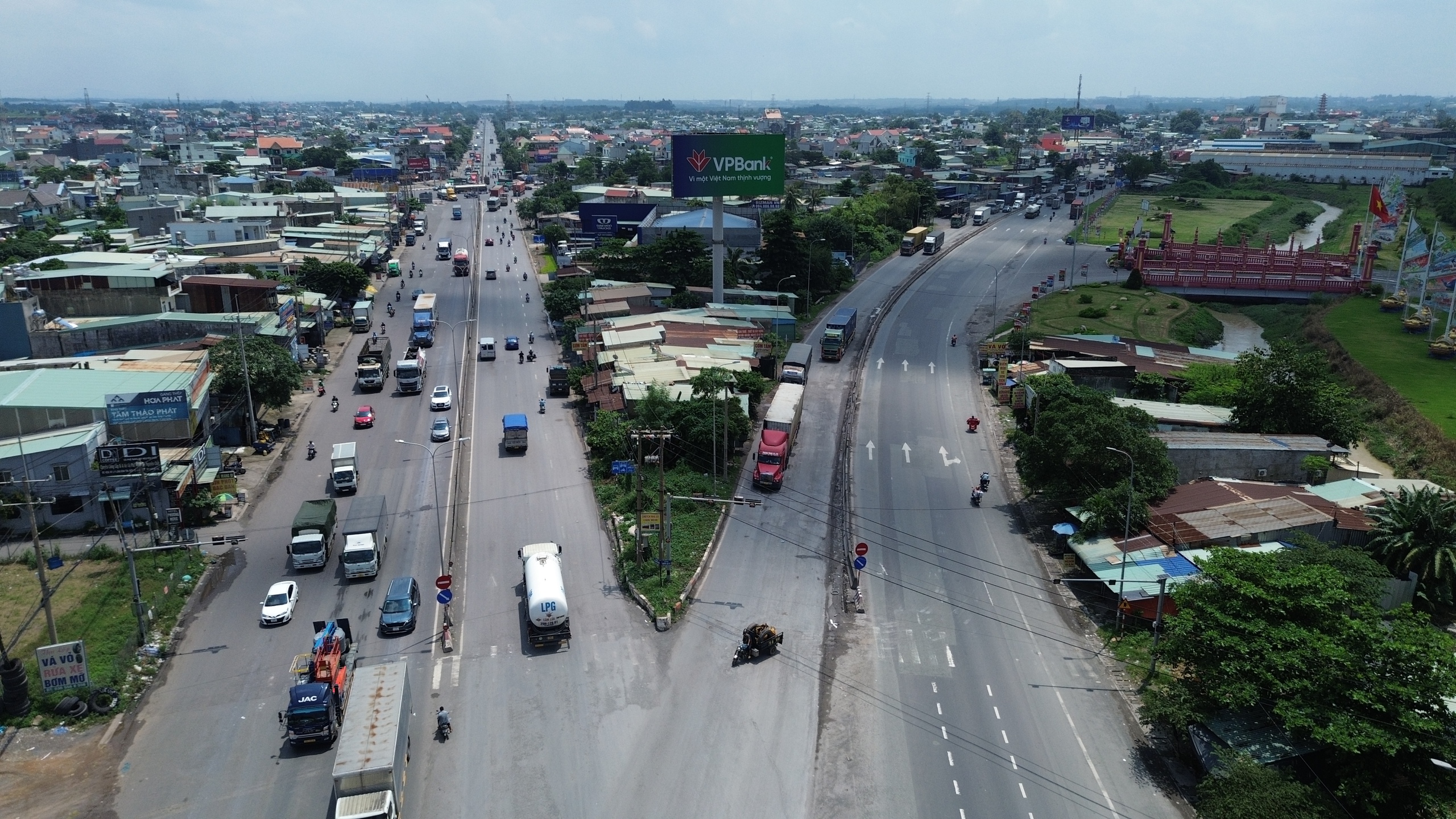 ‘Ma trận’ ổ gà trên Quốc lộ 51 thử thách tài xế lái ô tô- Ảnh 1.