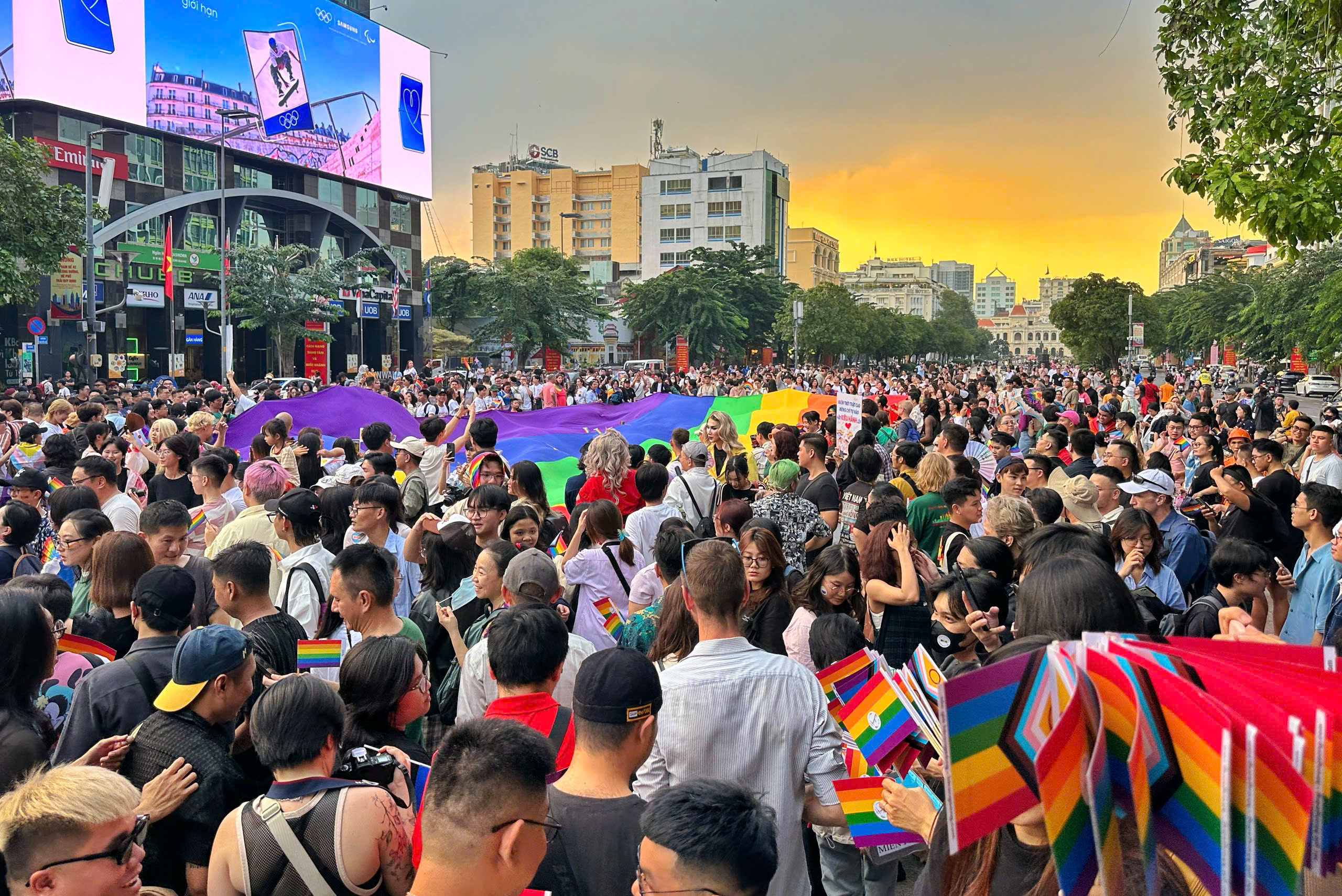 Vì sao chiều nay đông người đến phố đi bộ Nguyễn Huệ với cờ lục sắc LGBT?- Ảnh 1.