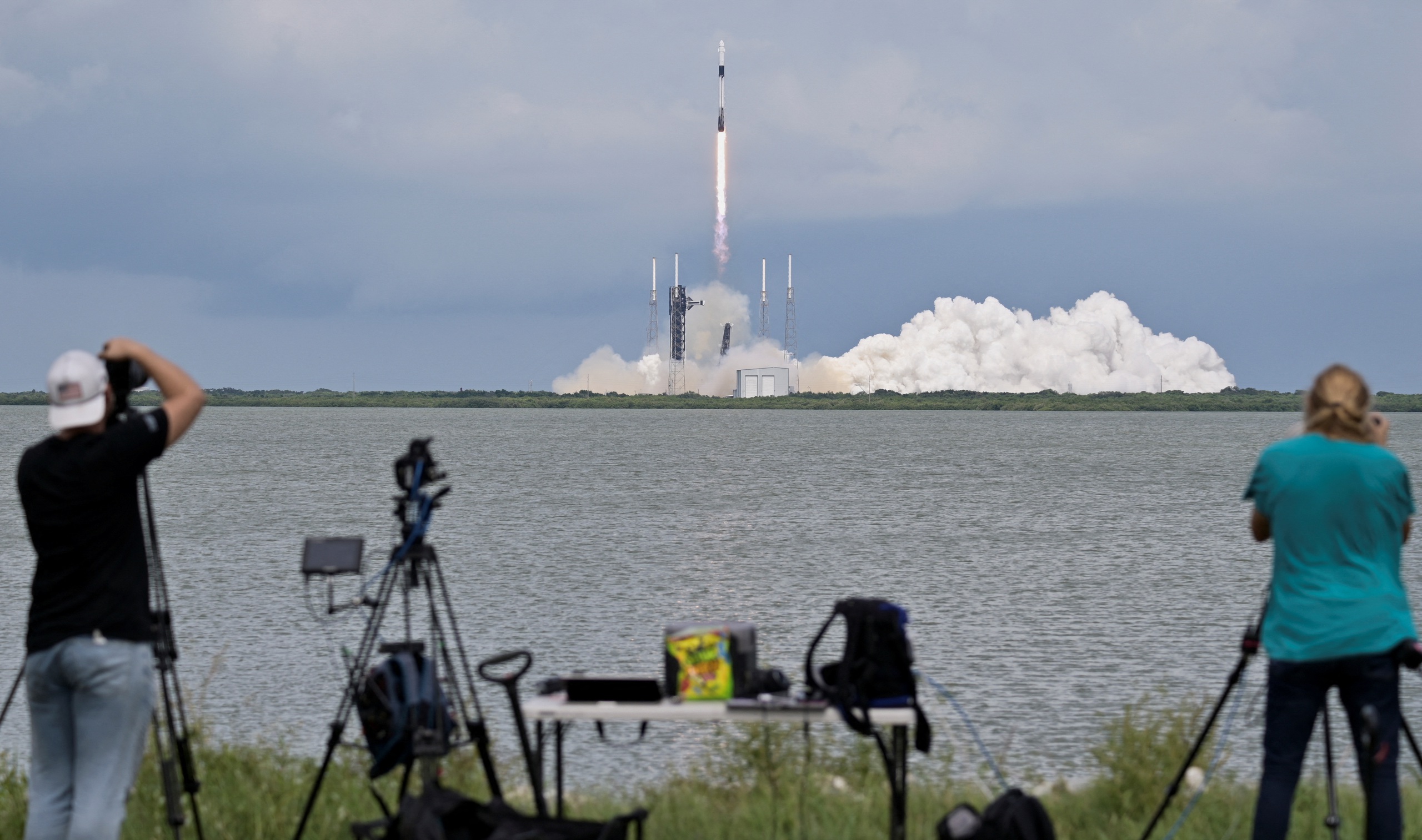 Tàu SpaceX lên 'giải cứu' hai phi hành gia mắc kẹt trên trạm không gian ISS- Ảnh 1.