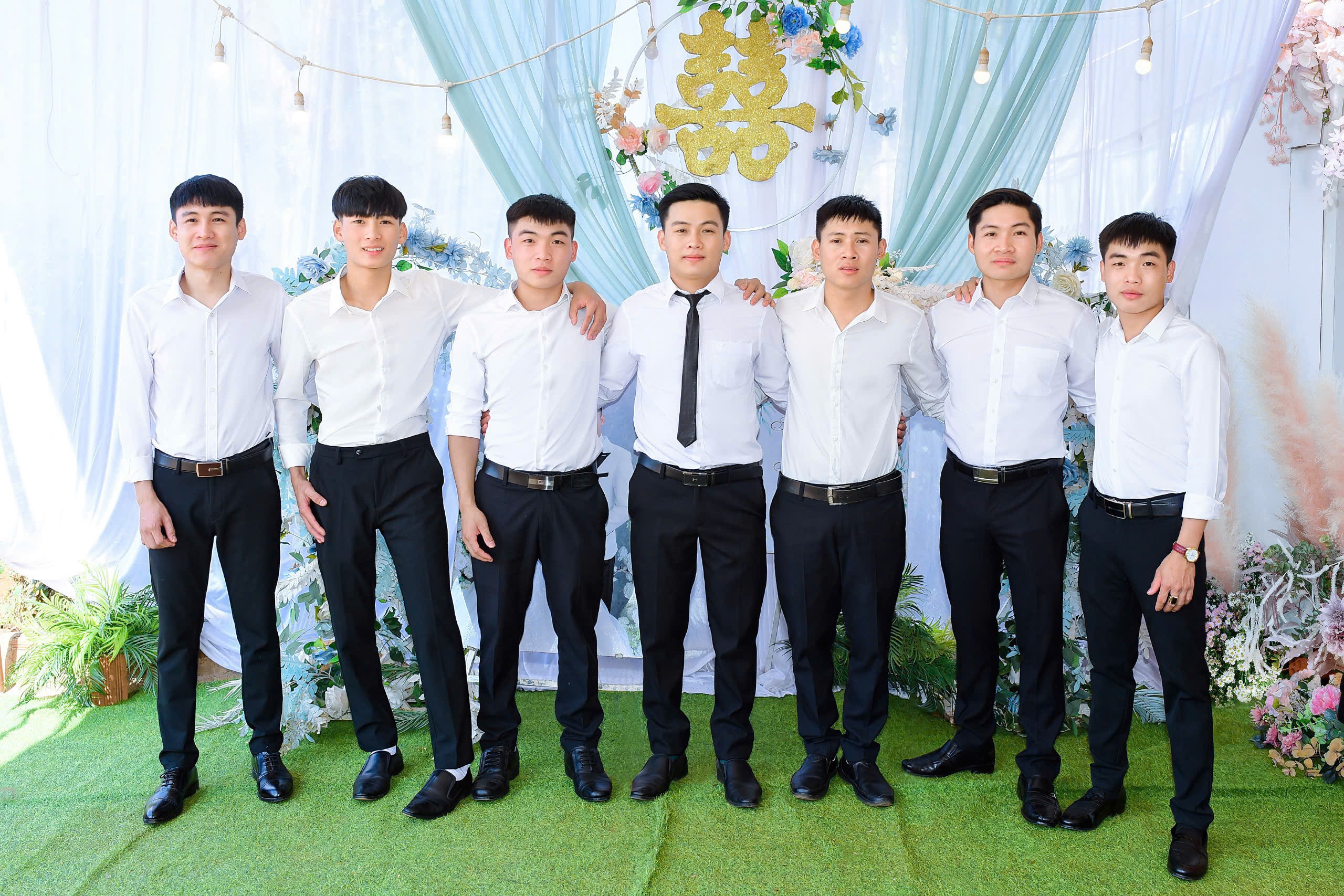 Nhà 7 con trai, cha mẹ nghèo làm đủ nghề để giờ đây các con đã có 8 bằng đại học- Ảnh 3. Nhà 7 con trai, cha mẹ nghèo làm đủ nghề để giờ đây các con đã có 8 bằng đại học- Ảnh 3.