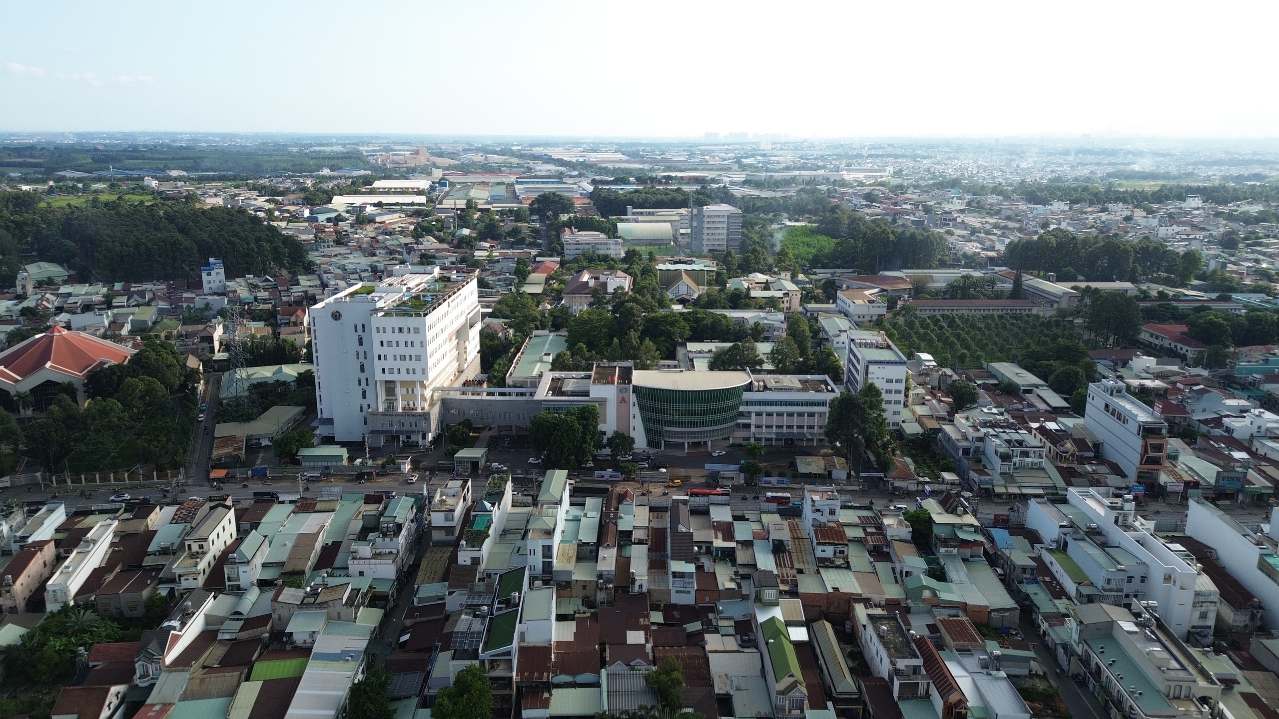 [FLYCAM] Cận cảnh tháp nước xưa được giữ làm logo Bệnh viện Thống Nhất- Ảnh 2.