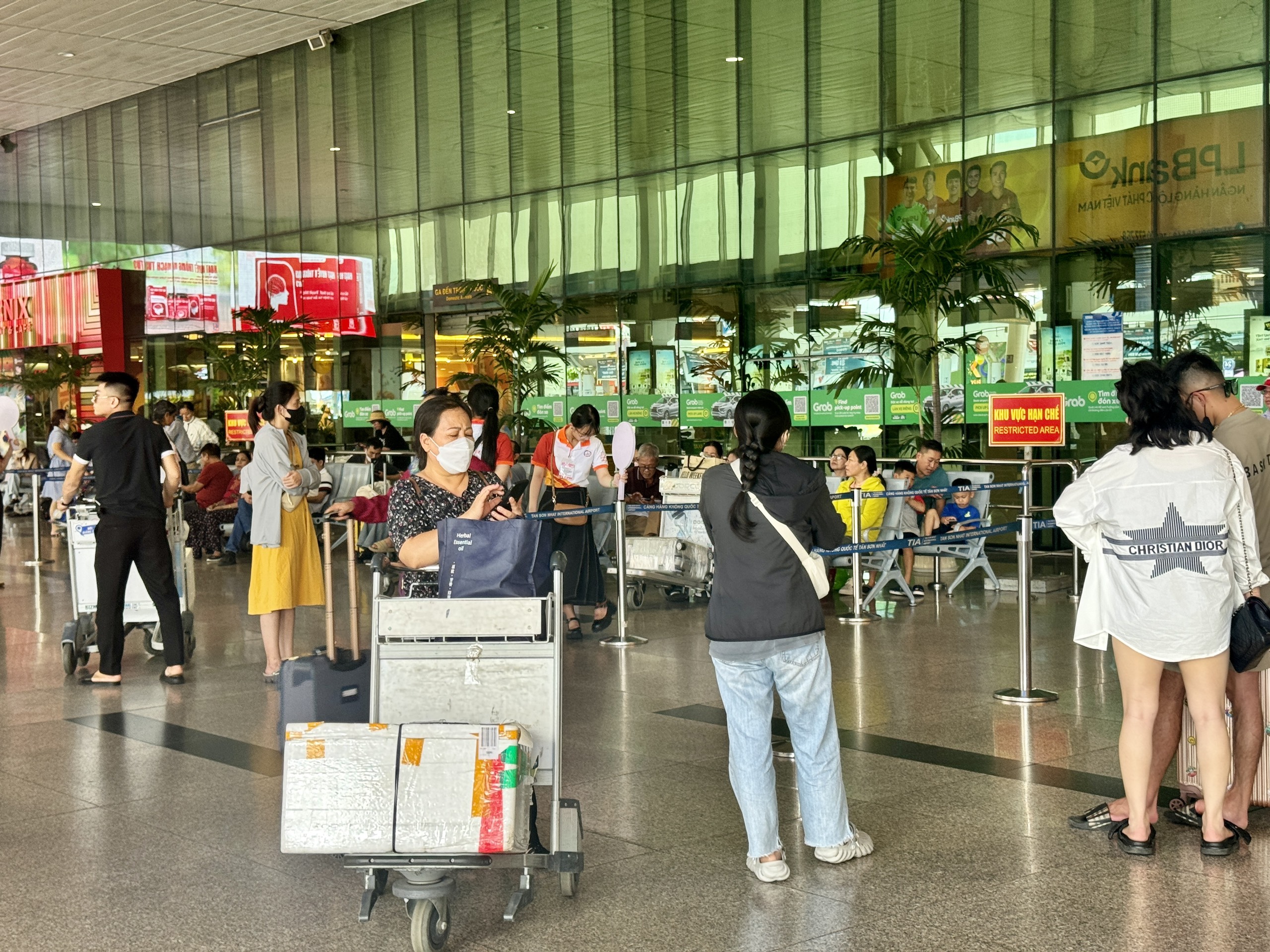 Ngày cuối kỳ nghỉ lễ 2.9: Sân bay Tân Sơn Nhất thông thoáng, dễ dàng đi lại- Ảnh 8. Ngày cuối kỳ nghỉ lễ 2.9: Sân bay Tân Sơn Nhất thông thoáng, dễ dàng đi lại- Ảnh 8.