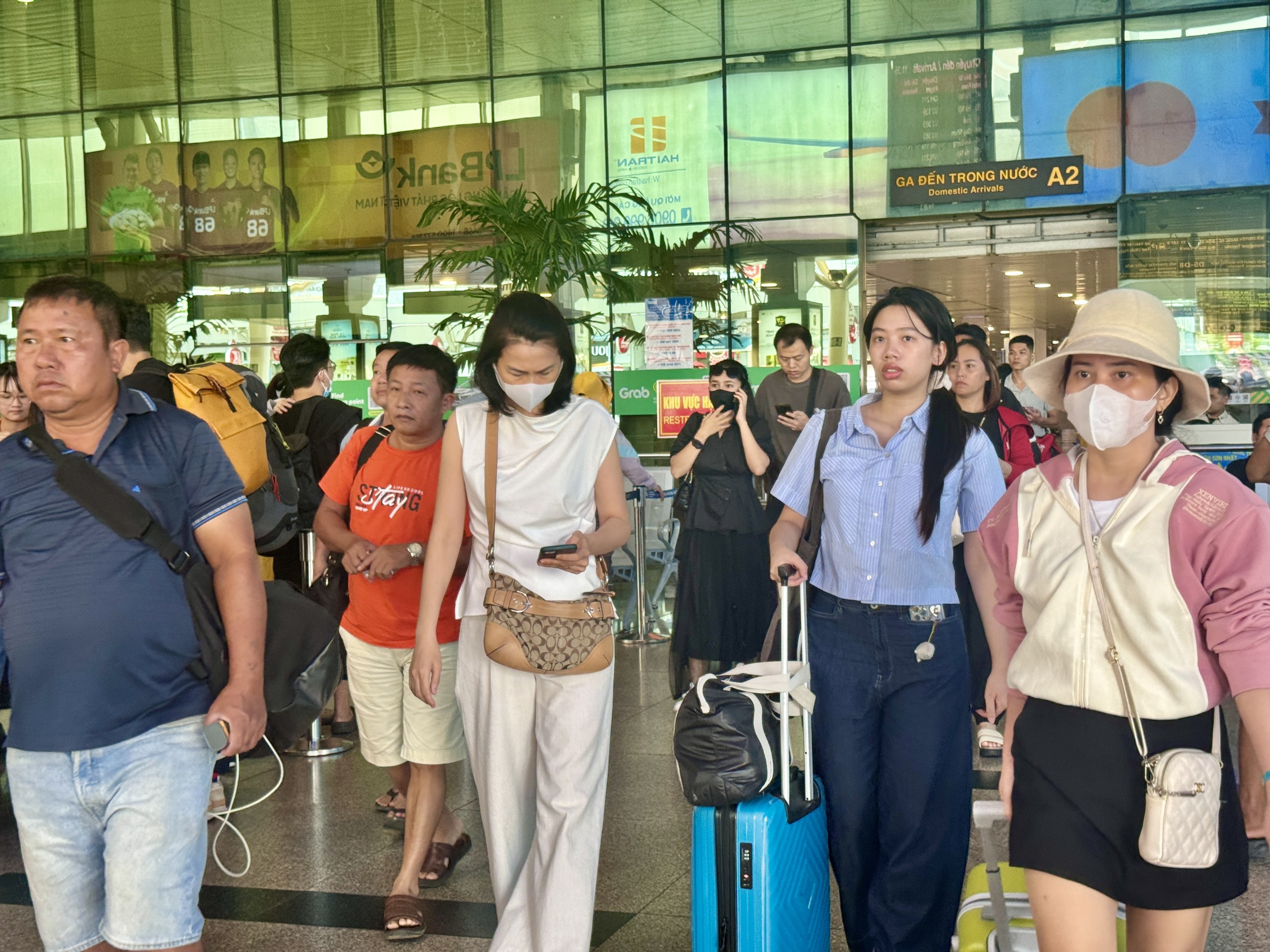 Ngày cuối kỳ nghỉ lễ 2.9: Sân bay Tân Sơn Nhất thông thoáng, dễ dàng đi lại- Ảnh 3. Ngày cuối kỳ nghỉ lễ 2.9: Sân bay Tân Sơn Nhất thông thoáng, dễ dàng đi lại- Ảnh 3.