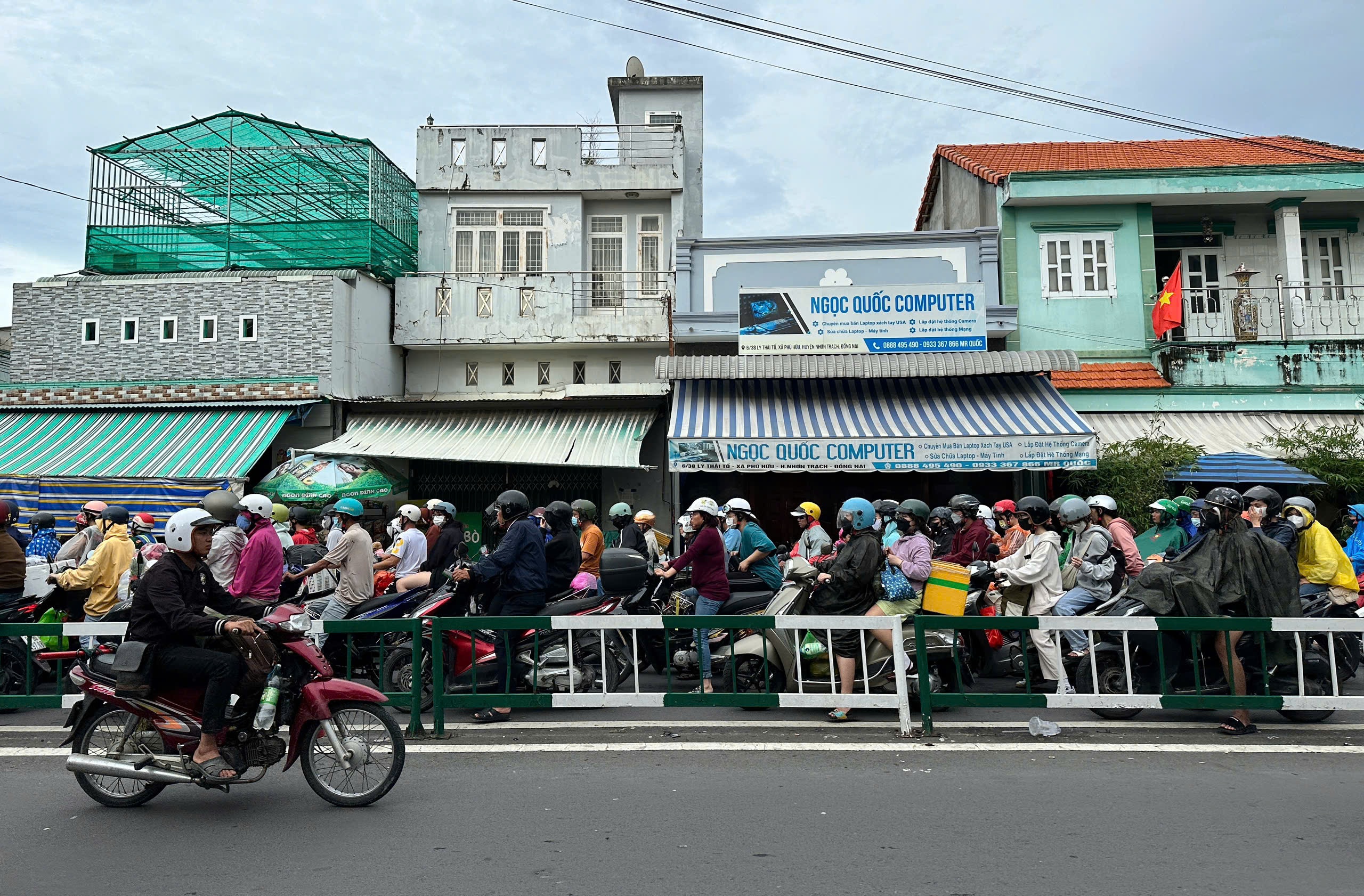 Ngày cuối kỳ nghỉ lễ 2.9: Dòng xe nối đuôi đông nghẹt trở lại TP.HCM- Ảnh 10.