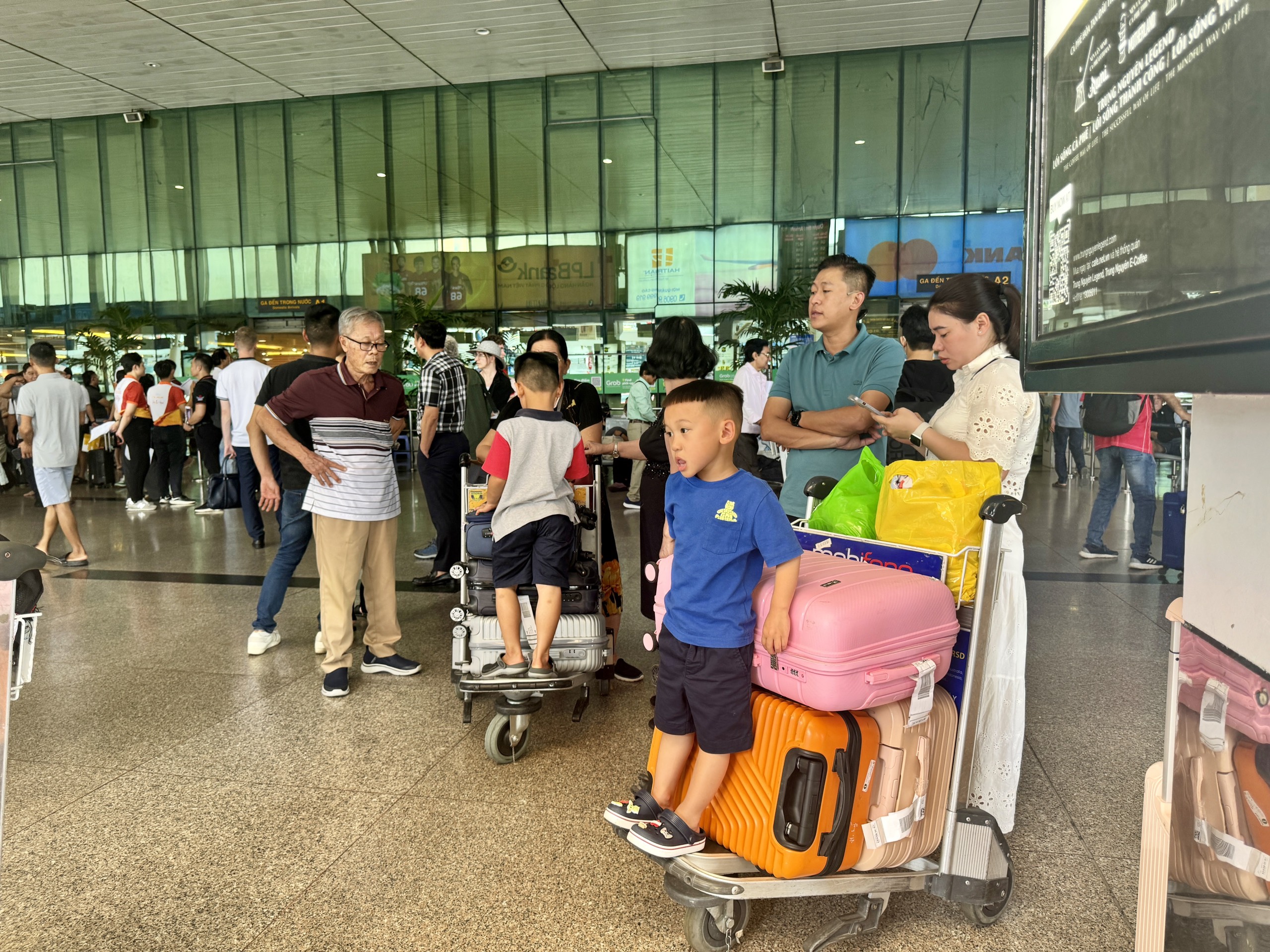 Ngày cuối kỳ nghỉ lễ 2.9: Sân bay Tân Sơn Nhất thông thoáng, dễ dàng đi lại- Ảnh 5. Ngày cuối kỳ nghỉ lễ 2.9: Sân bay Tân Sơn Nhất thông thoáng, dễ dàng đi lại- Ảnh 5.