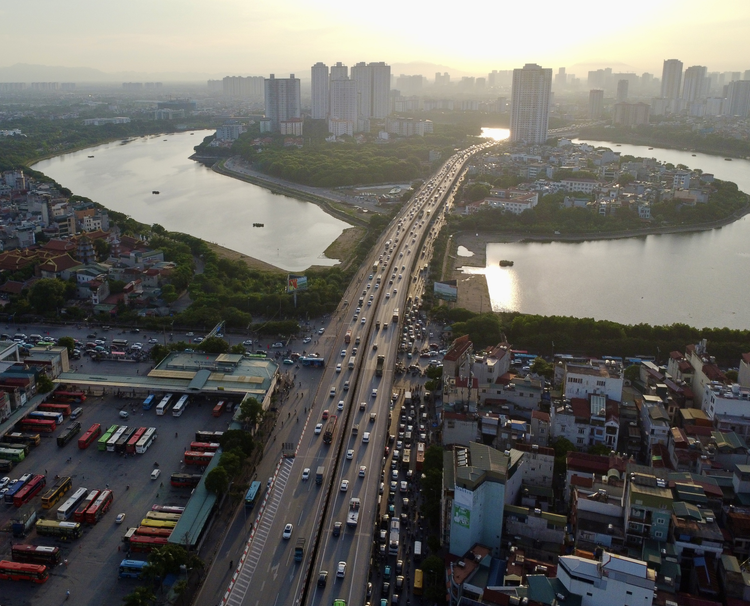 Người dân ùn ùn trở lại thủ đô, cao tốc ùn tắc dài- Ảnh 1.