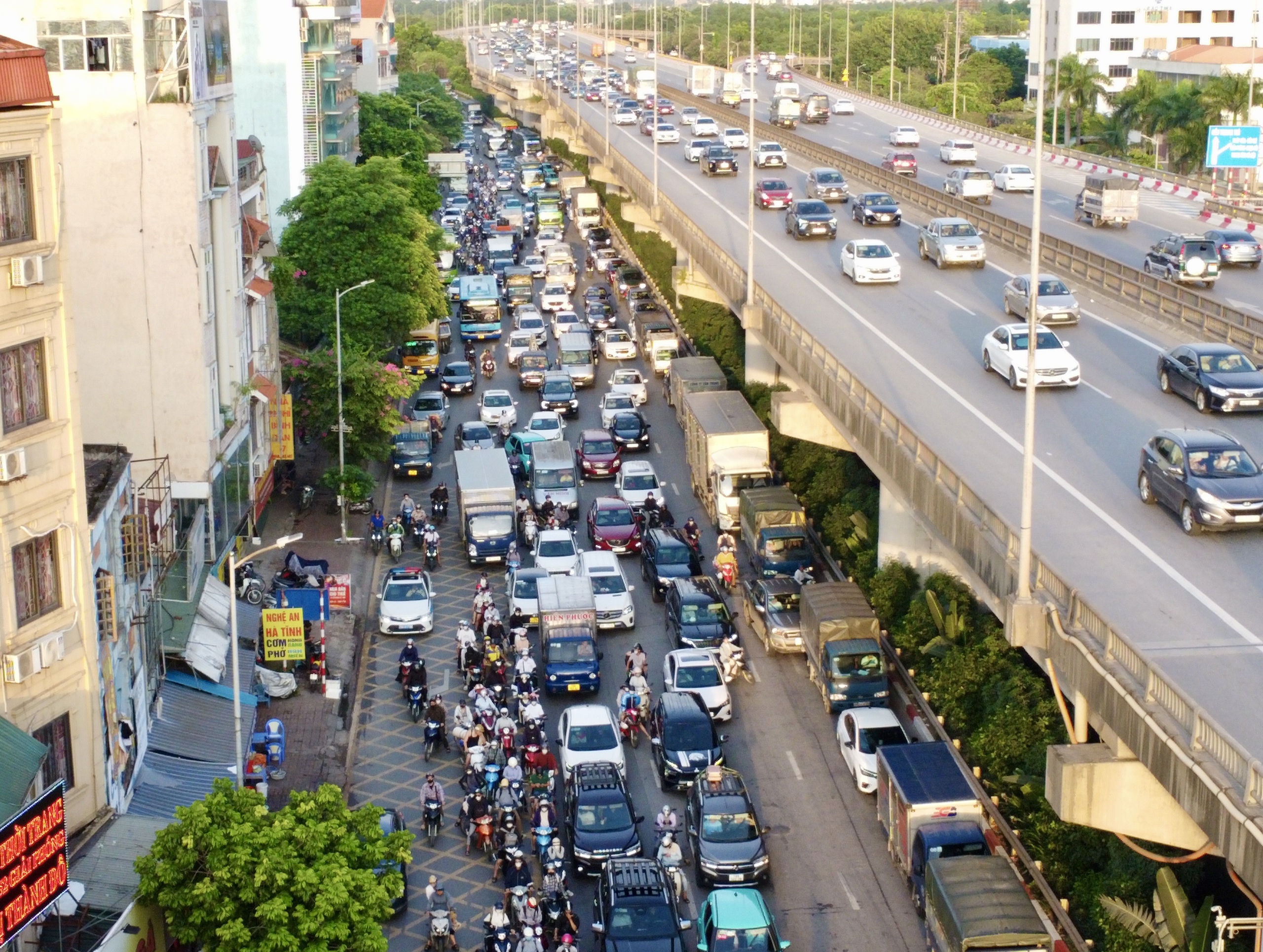 Người dân ùn ùn trở lại thủ đô, cao tốc ùn tắc dài- Ảnh 2.