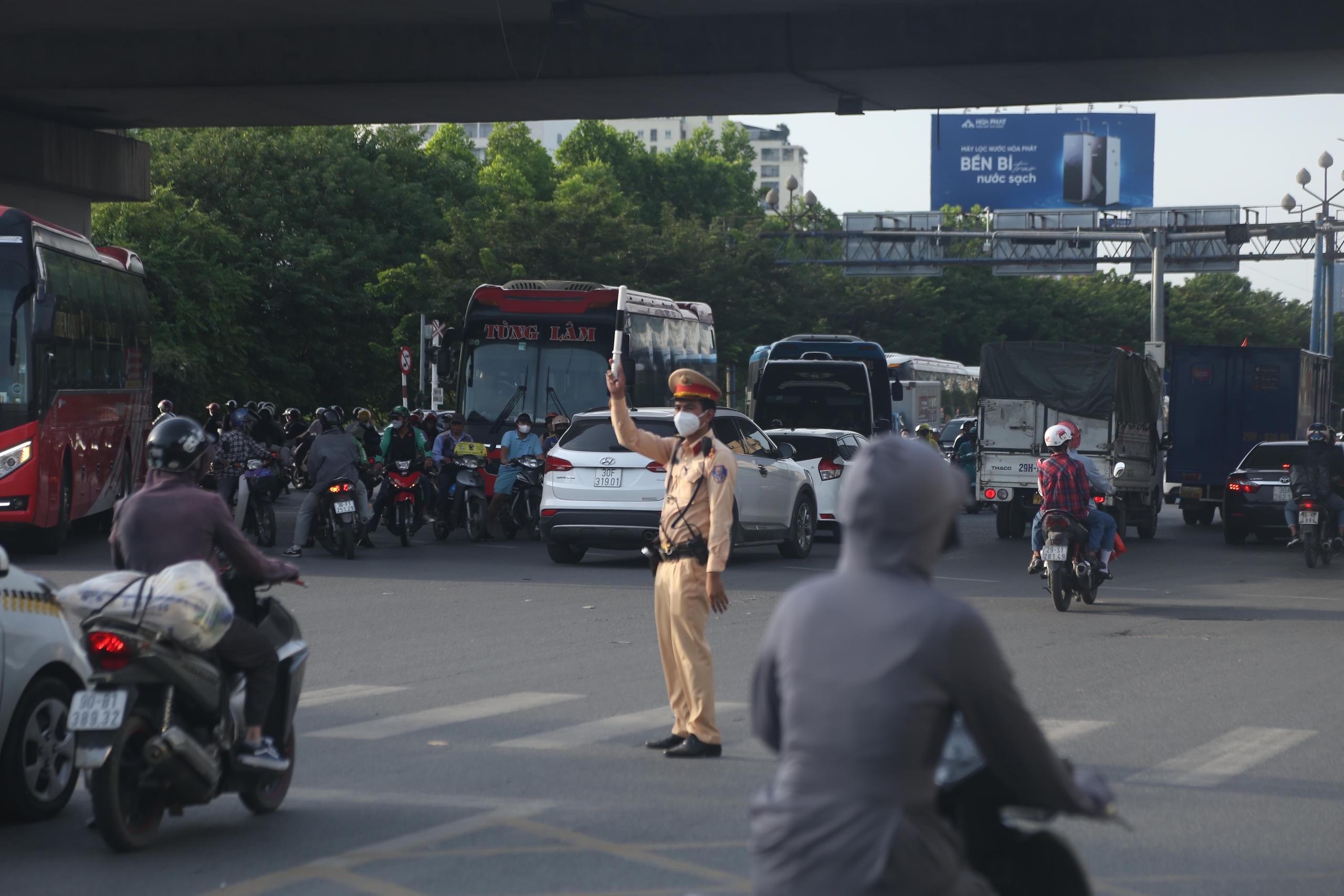 Người dân ùn ùn trở lại thủ đô, cao tốc ùn tắc dài- Ảnh 11.