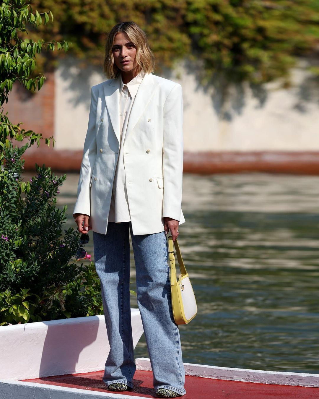 A época 'de ouro' para usar jeans e blazer - Foto 6. Thời điểm 'vàng' để diện quần jeans xanh và áo blazer- Ảnh 6.