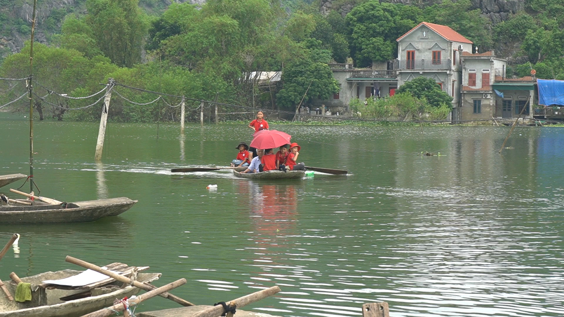 Tứ bề mênh mông nước lũ, cả thôn xóm chèo thuyền đưa trẻ đến trường- Ảnh 1.