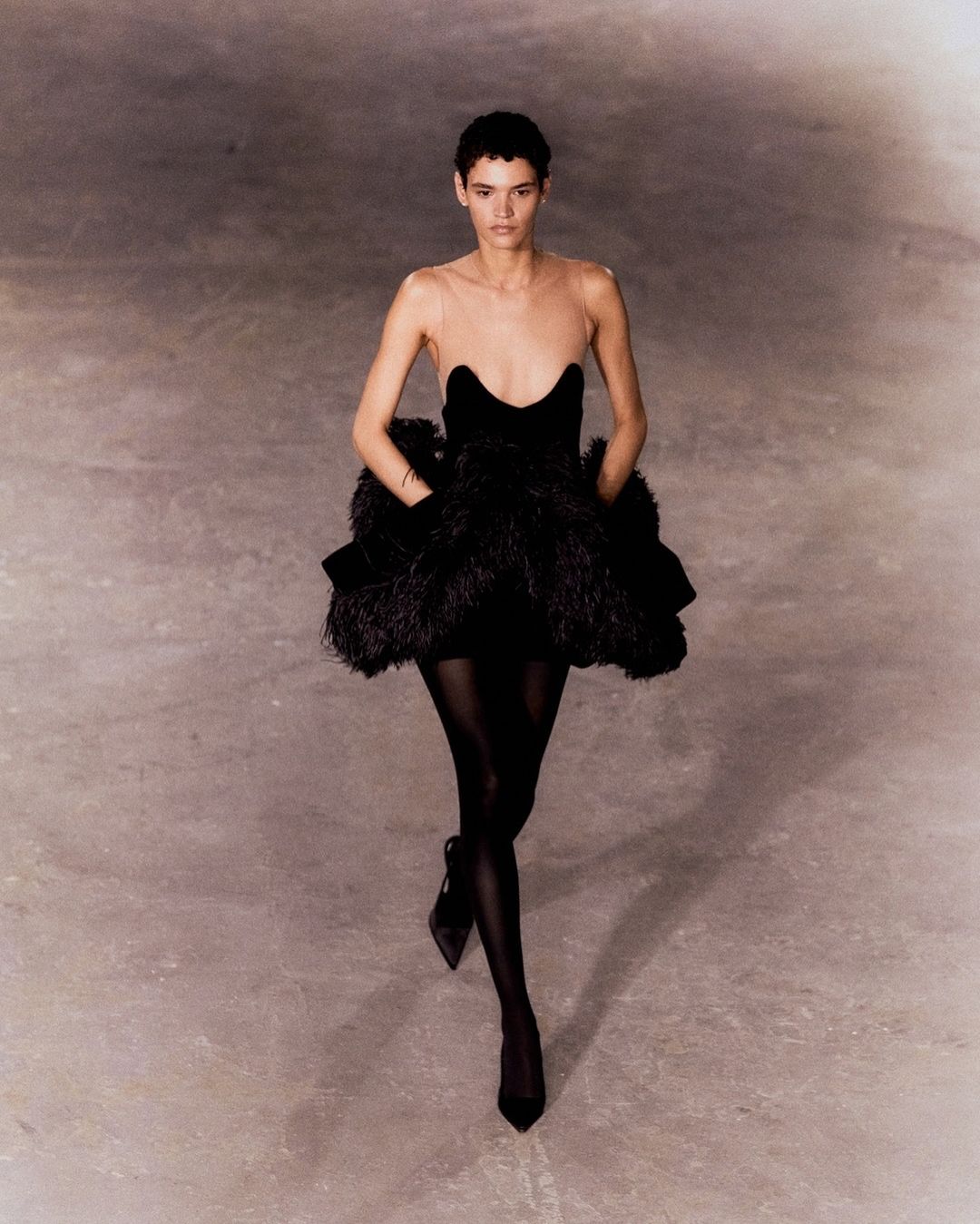 Bintang menggemari pakaian 'halimunan', mencabar pandangan orang ramai - Foto 6. Sao chuộng trang phục 'tàng hình', thách thức ánh nhìn công chúng- Ảnh 6.