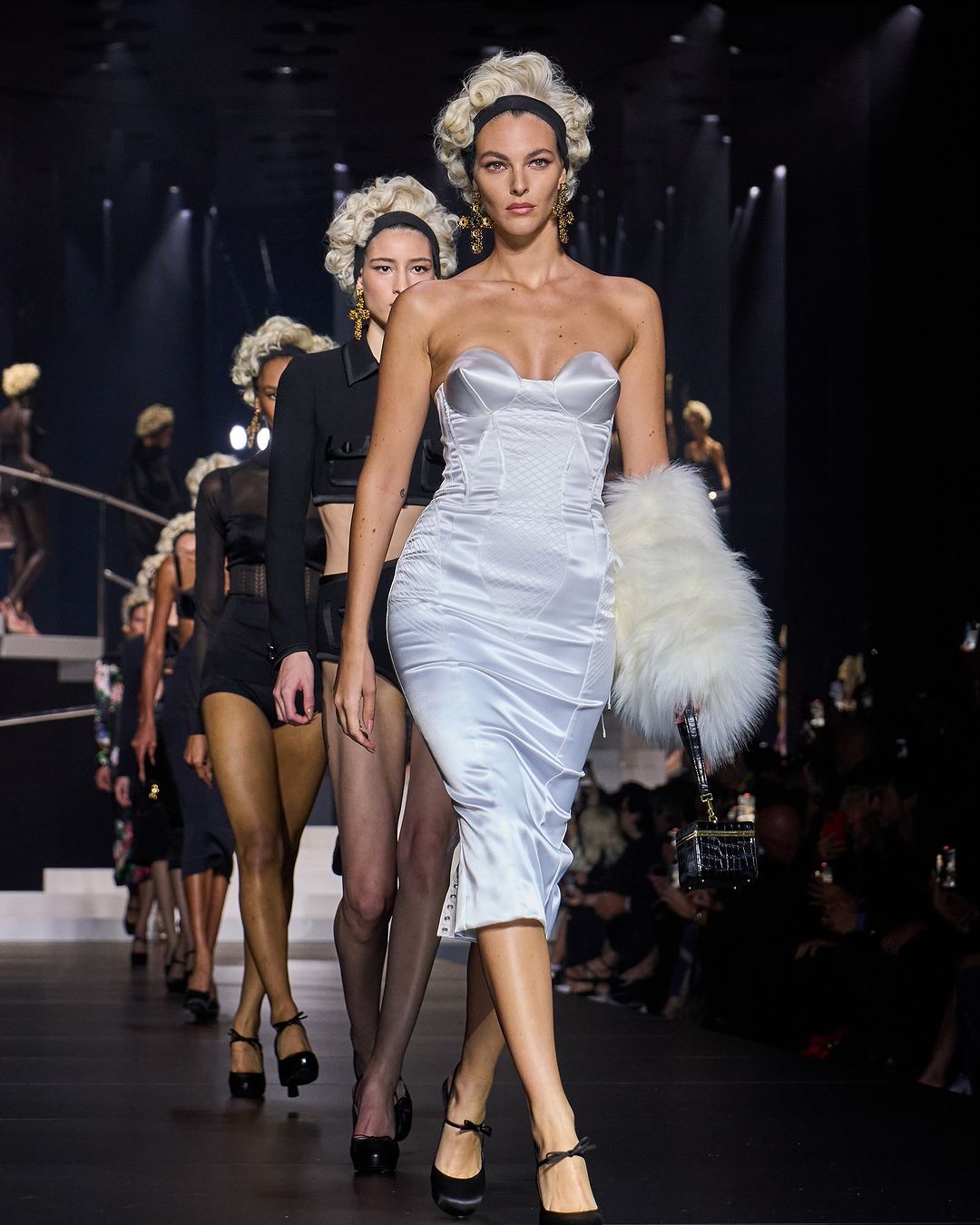 Bintang menggemari pakaian 'halimunan', mencabar pandangan orang ramai - Foto 9. Sao chuộng trang phục 'tàng hình', thách thức ánh nhìn công chúng- Ảnh 9.