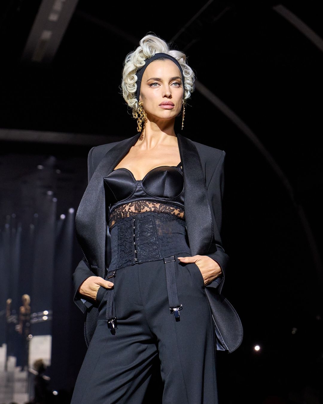 Bintang menggemari pakaian 'halimunan', mencabar pandangan orang ramai - Foto 8. Sao chuộng trang phục 'tàng hình', thách thức ánh nhìn công chúng- Ảnh 8.