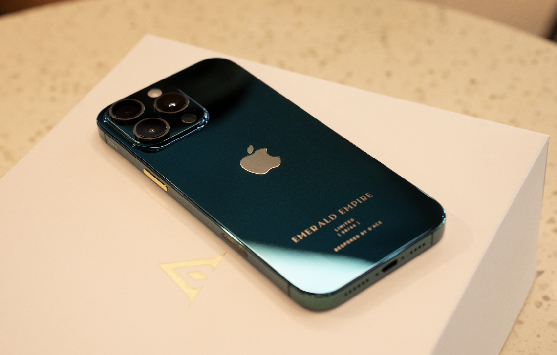 Cận cảnh iPhone 16 Pro Max Emerald Empire do nghệ nhân Việt chế tác- Ảnh 1. Cận cảnh iPhone 16 Pro Max Emerald Empire do nghệ nhân Việt chế tác- Ảnh 1.