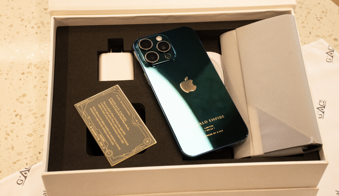 Cận cảnh iPhone 16 Pro Max Emerald Empire do nghệ nhân Việt chế tác- Ảnh 2. Cận cảnh iPhone 16 Pro Max Emerald Empire do nghệ nhân Việt chế tác- Ảnh 2.
